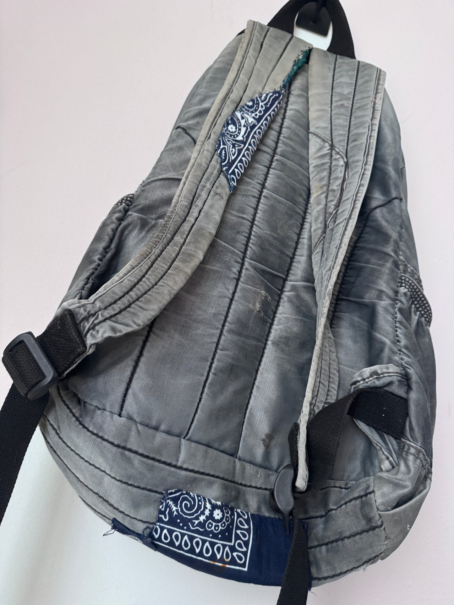 RENTA: Mochila gris ambientada