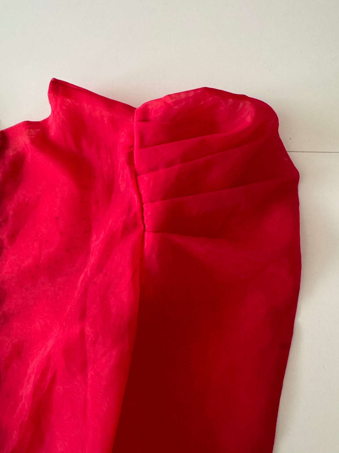 Blusa roja traslucida, mangas abullonadas, Talla S, Mujer, L|C Lizette Collection