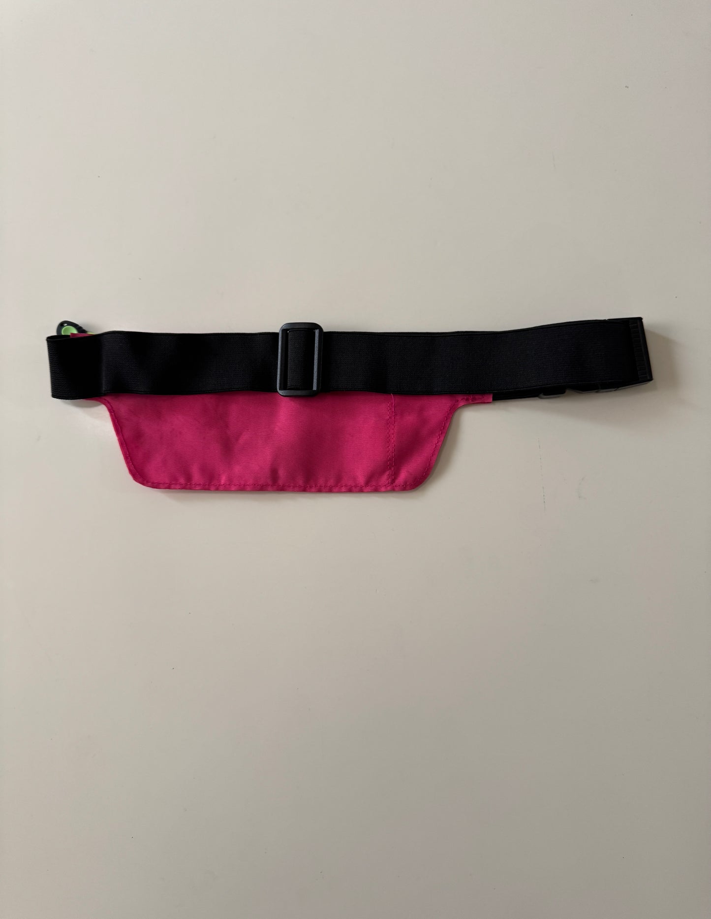 Cangurera rosa, Mujer