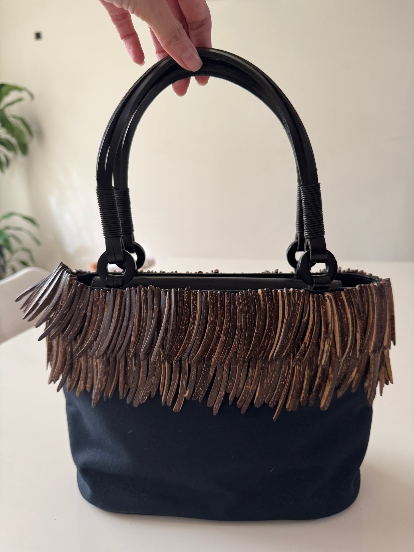 Bolsa negra de nylon con detalles de madera