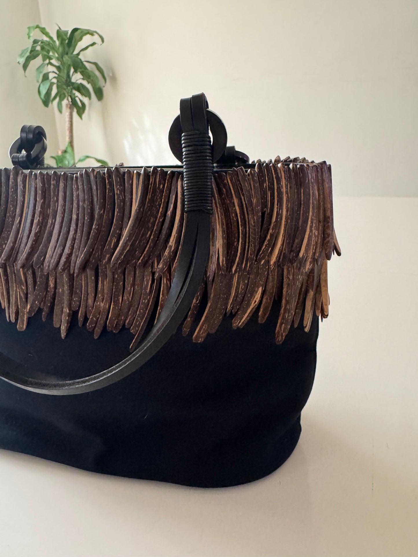 Bolsa negra de nylon con detalles de madera