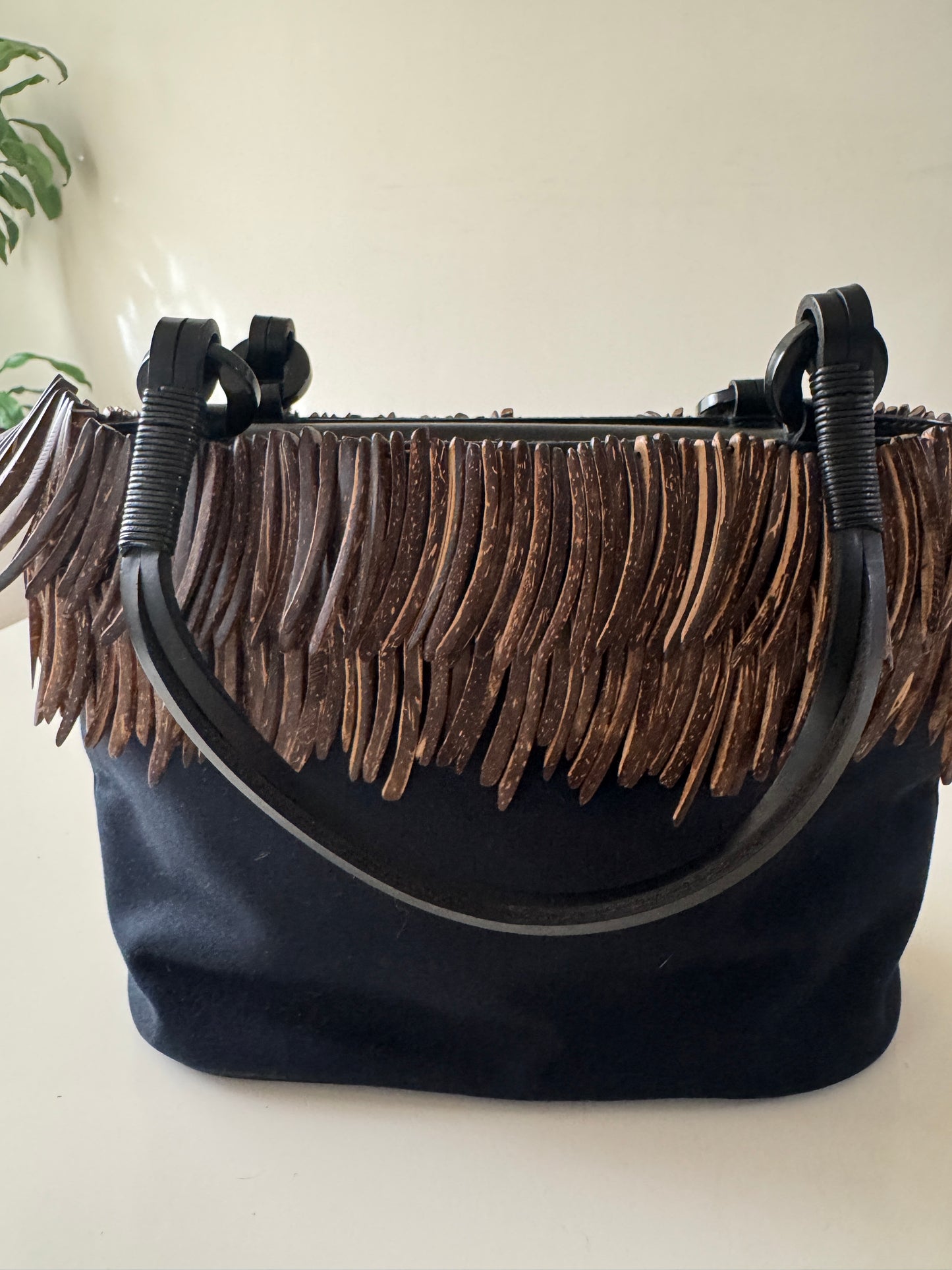 Bolsa negra de nylon con detalles de madera