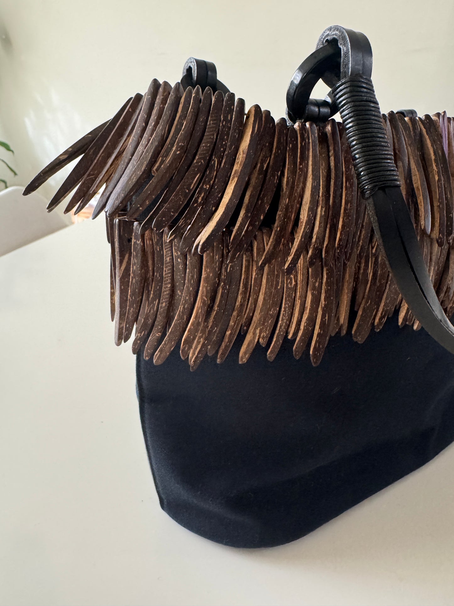 Bolsa negra de nylon con detalles de madera