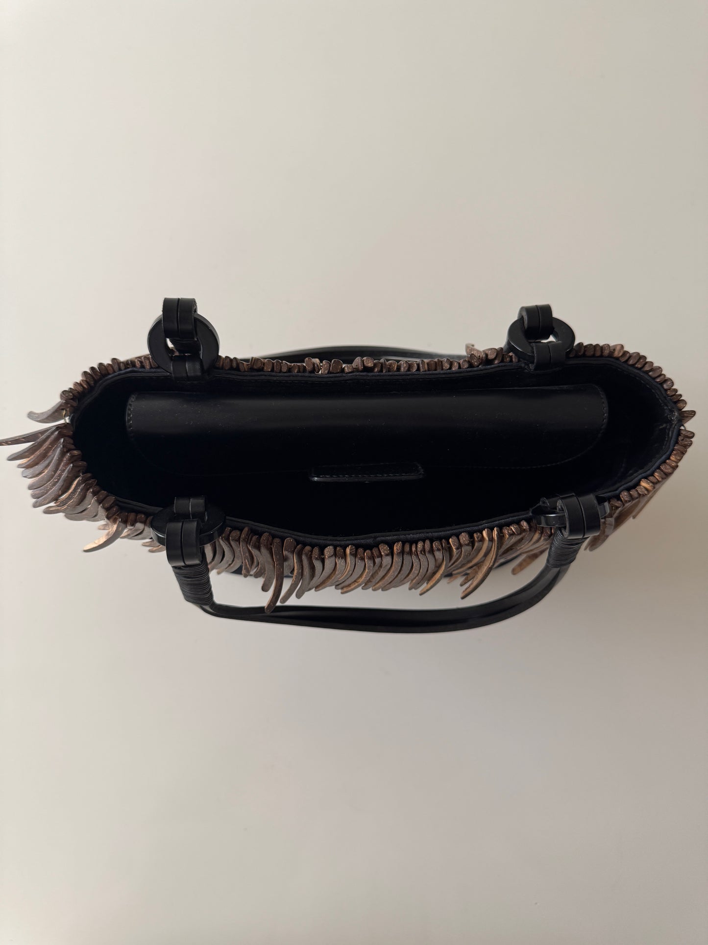 Bolsa negra de nylon con detalles de madera