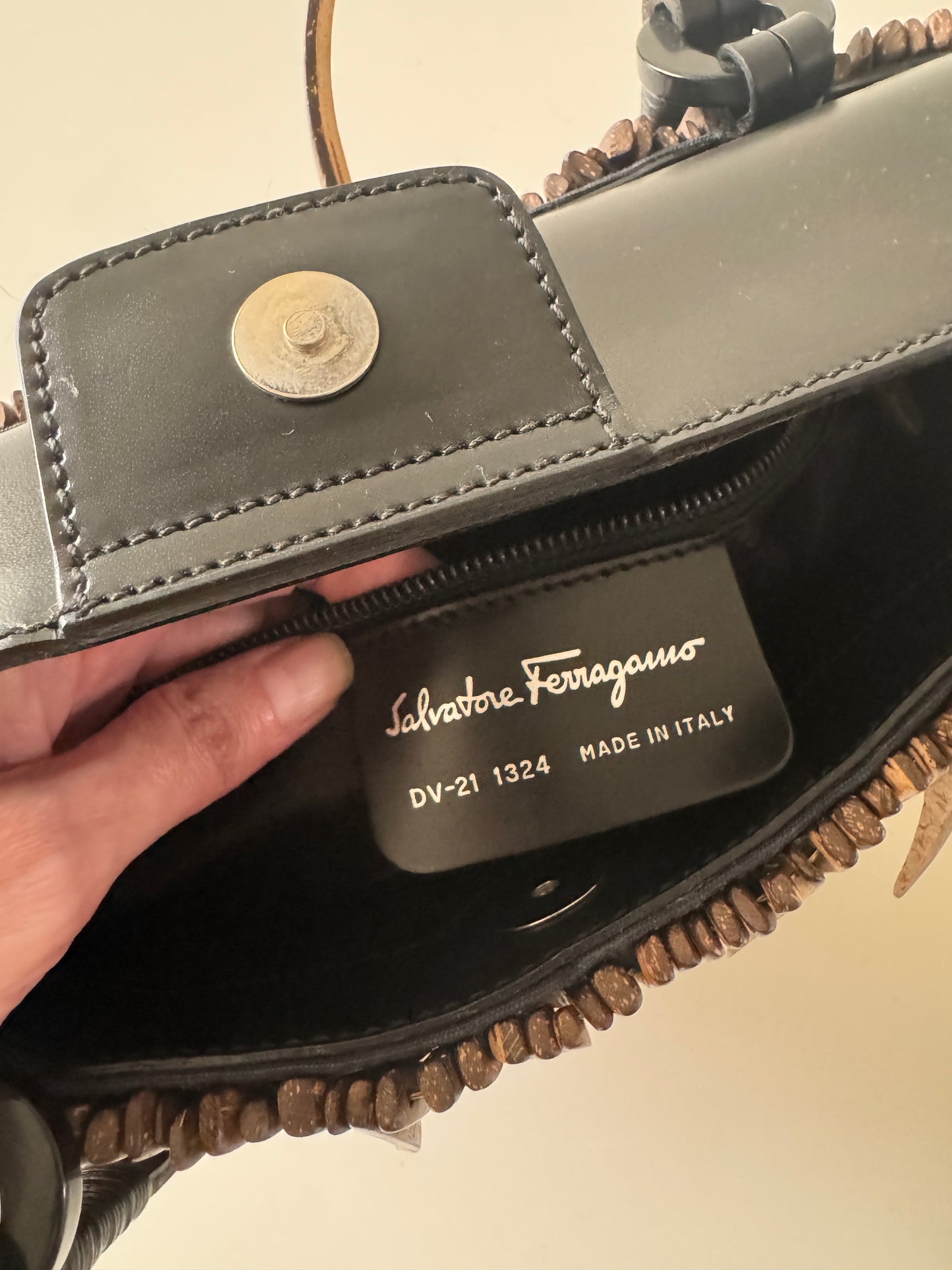 Bolsa negra de nylon con detalles de madera