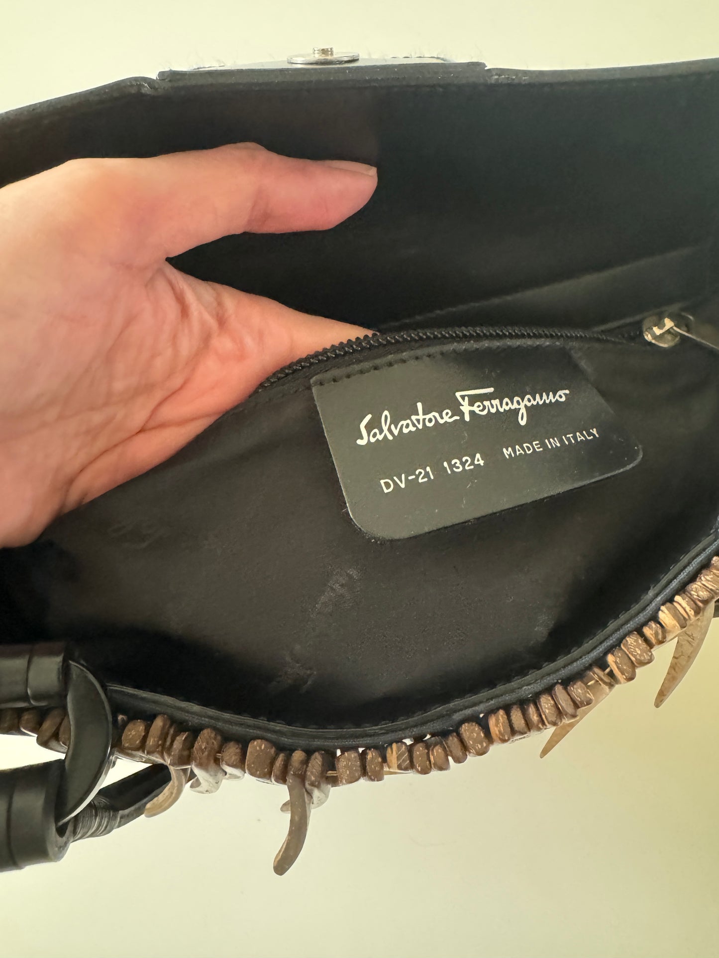 Bolsa negra de nylon con detalles de madera