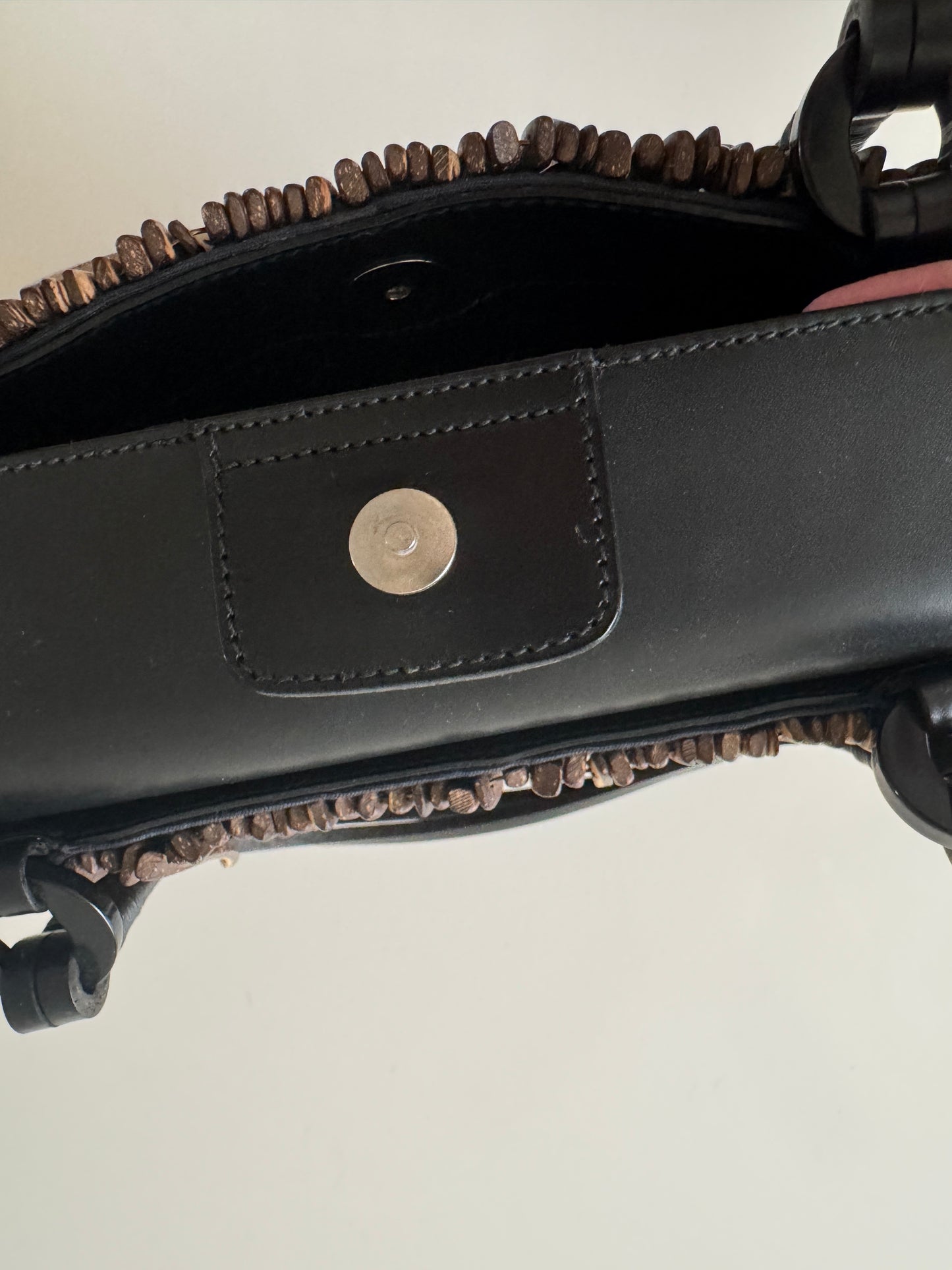 Bolsa negra de nylon con detalles de madera