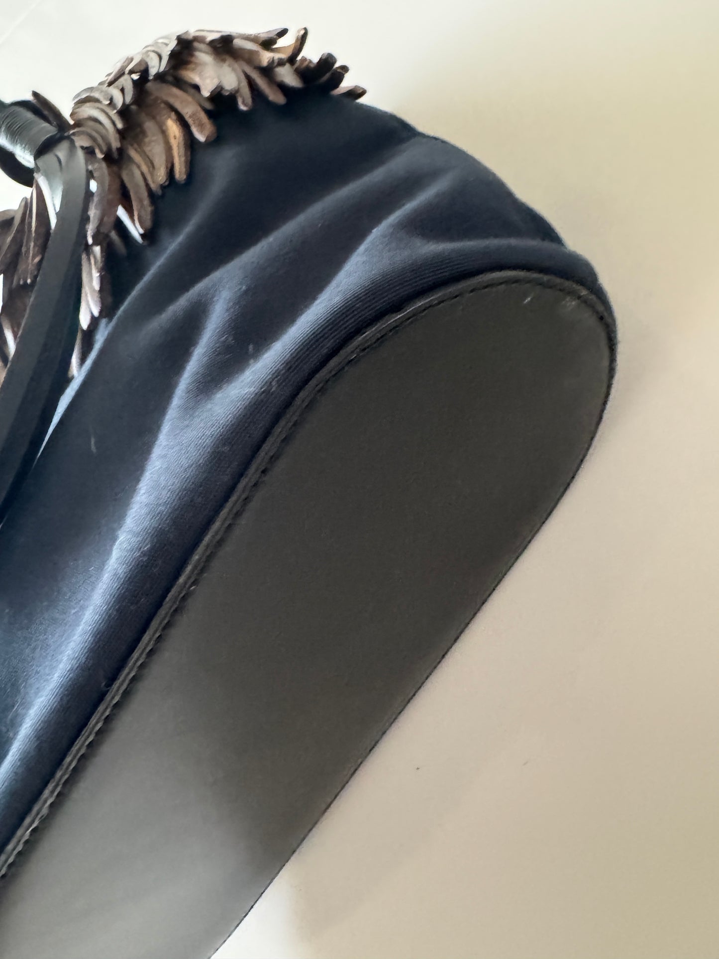 Bolsa negra de nylon con detalles de madera