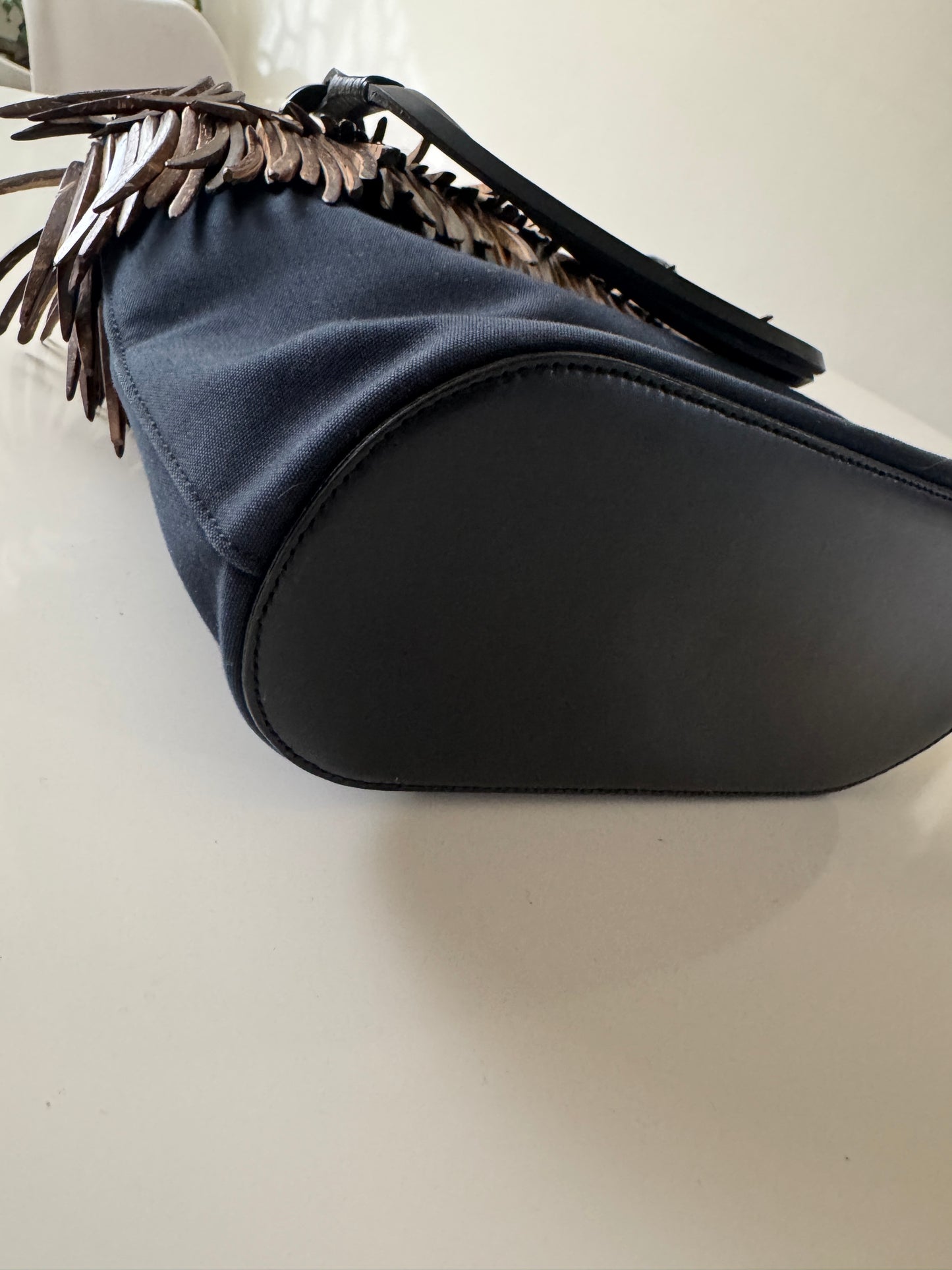 Bolsa negra de nylon con detalles de madera