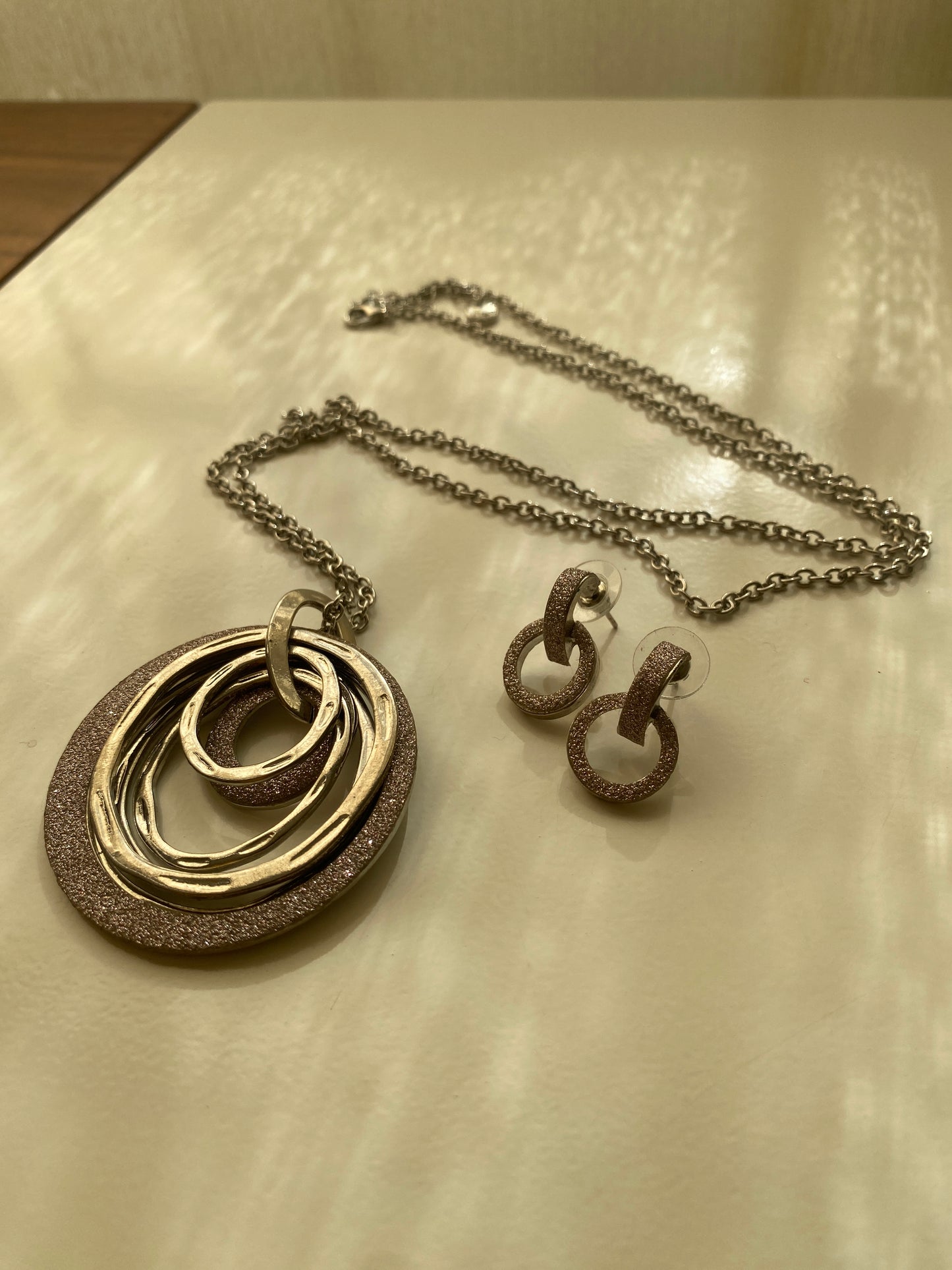 Juego de collar y aretes circulares