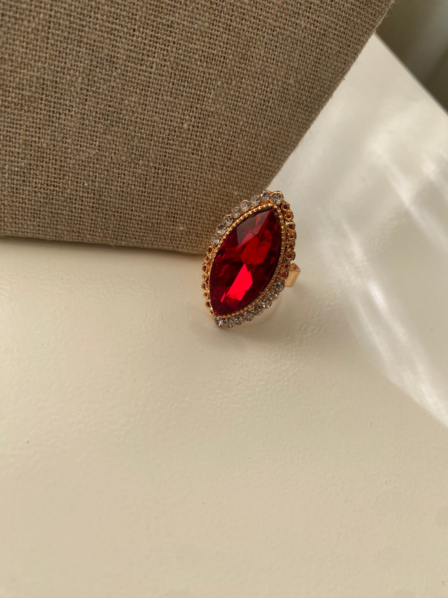 Anillo dorado con piedra fantasía roja