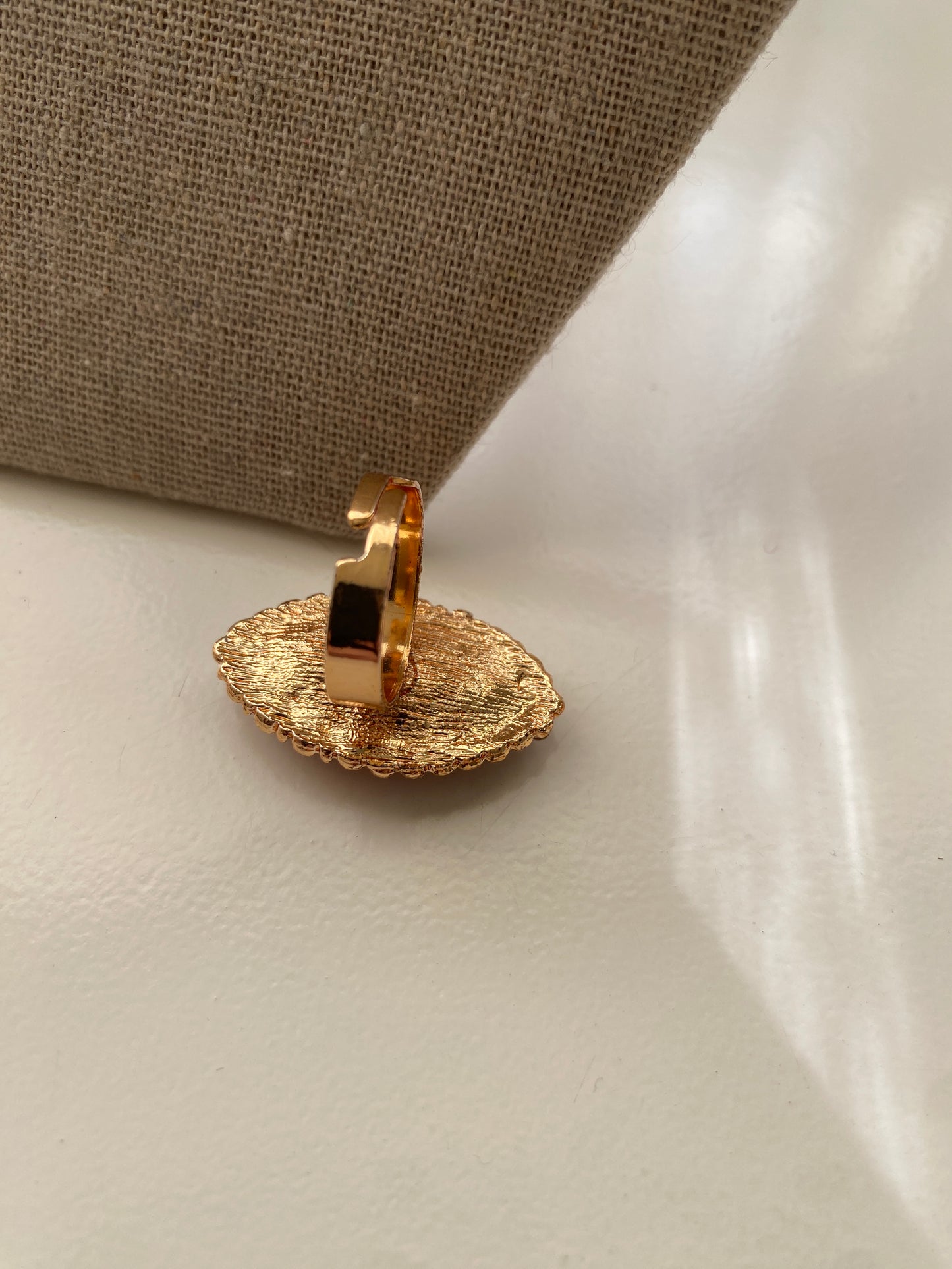 Anillo dorado con piedra fantasía roja
