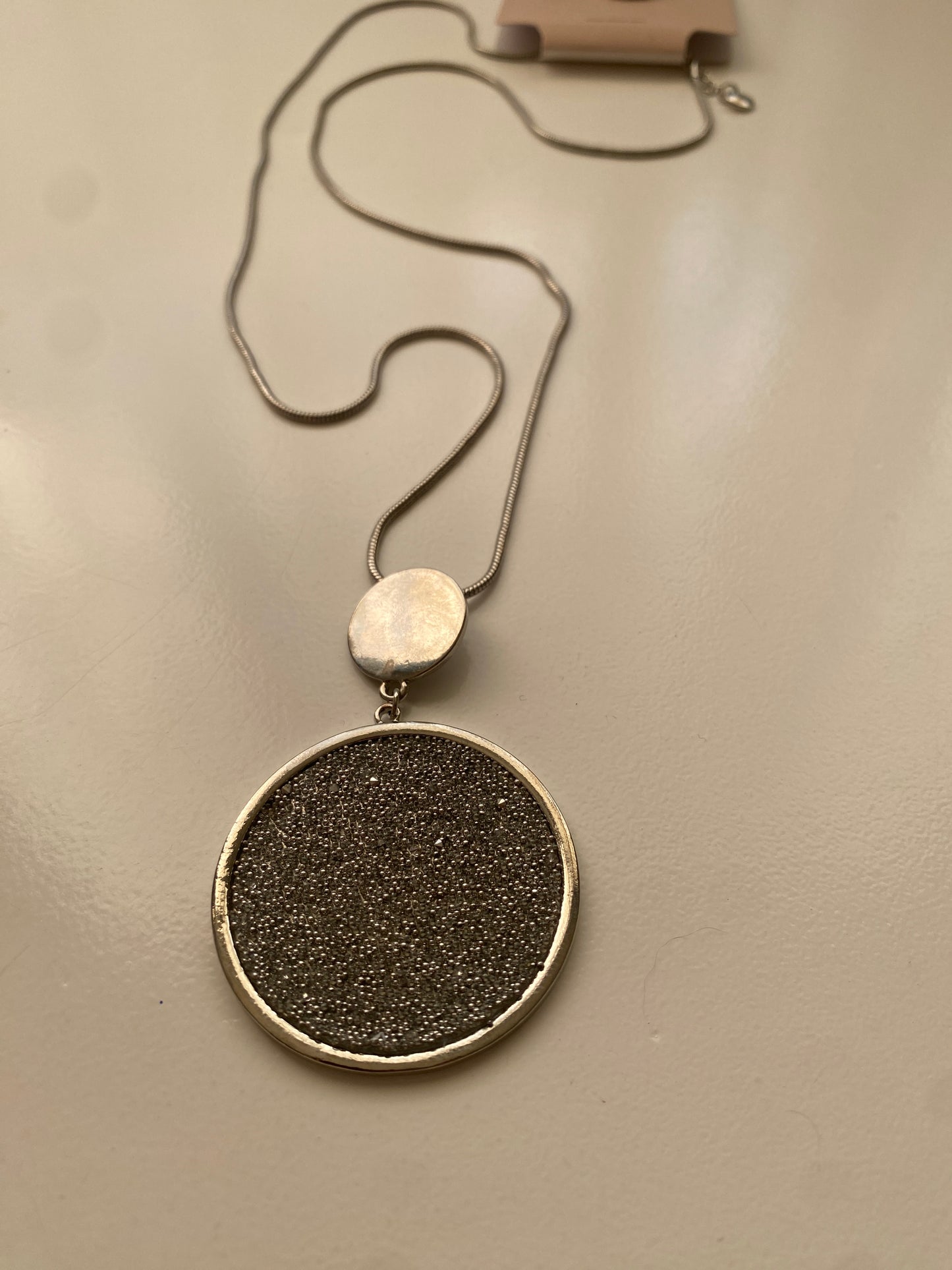 Juego de collar largo y aretes plateado