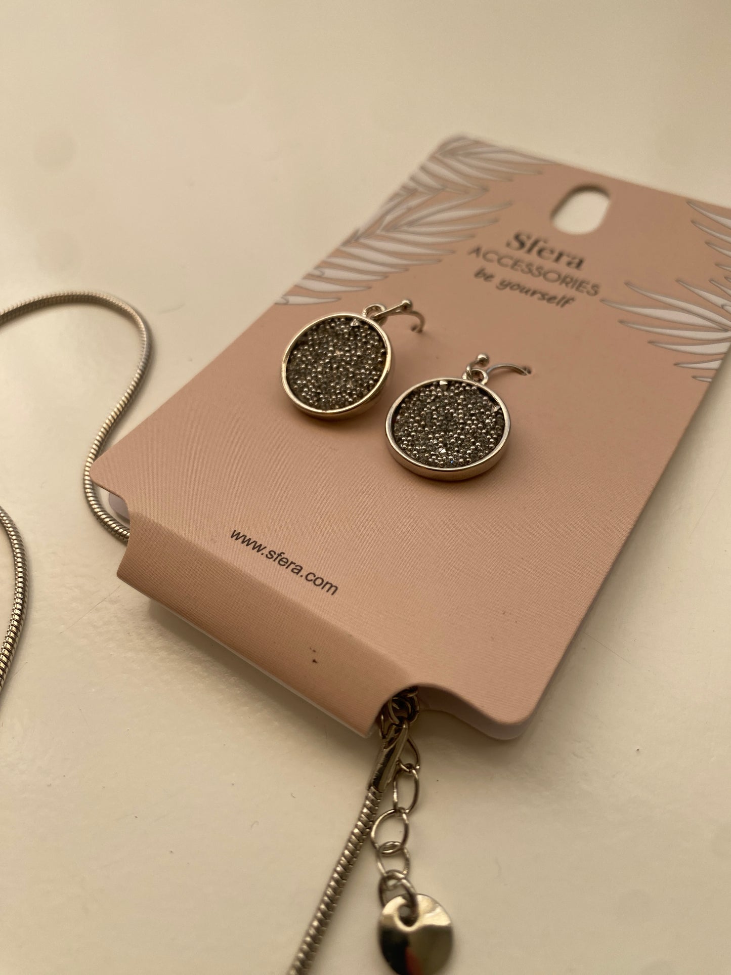 Juego de collar largo y aretes plateado