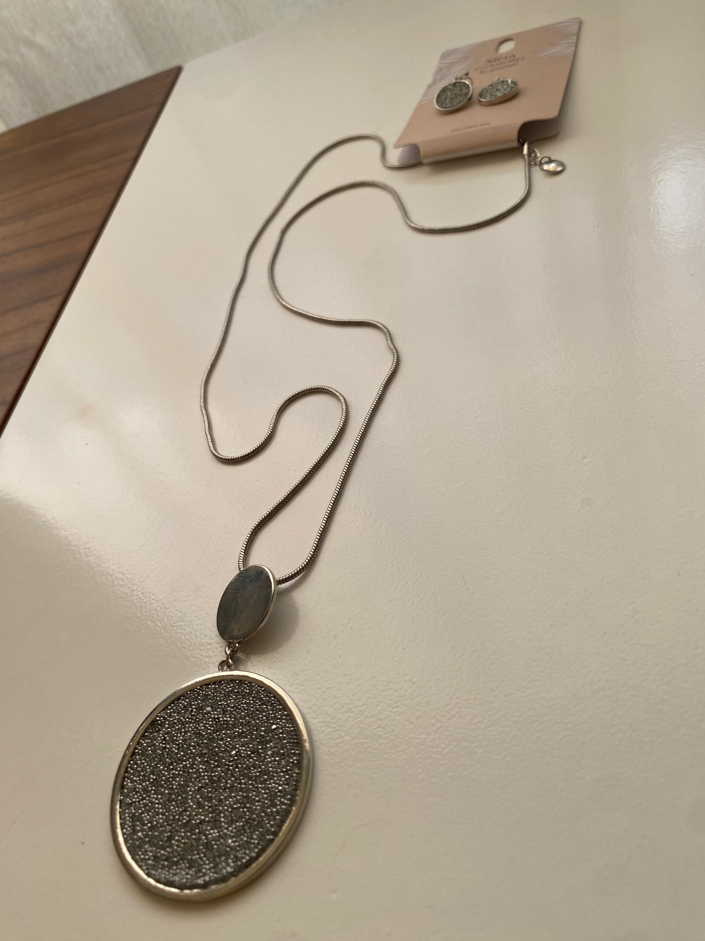 Juego de collar largo y aretes plateado