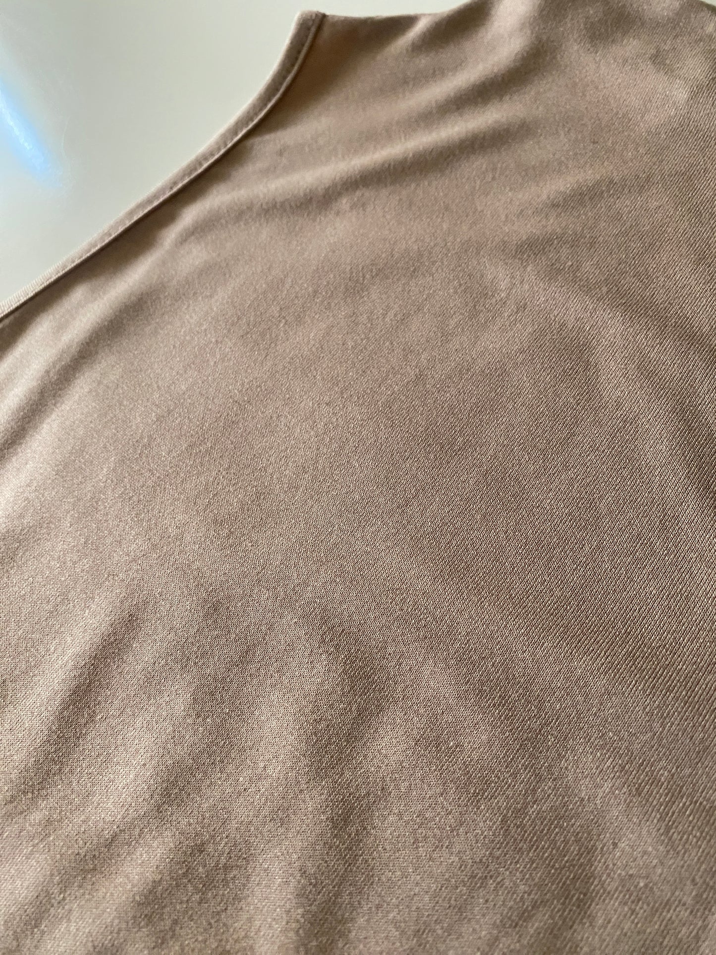 Crop Top con cuello asimétrico