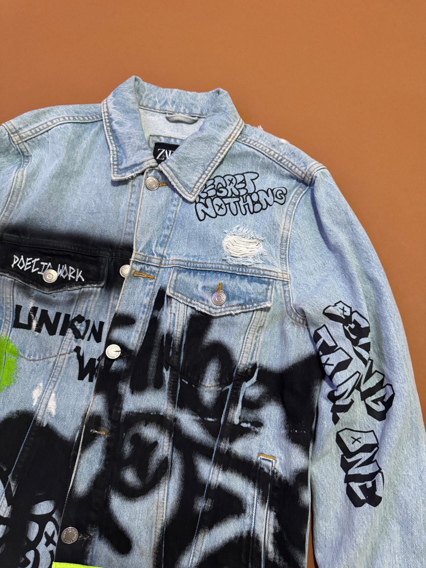 Chaqueta de mezclilla grafitti, Talla M, Hombre, Zara