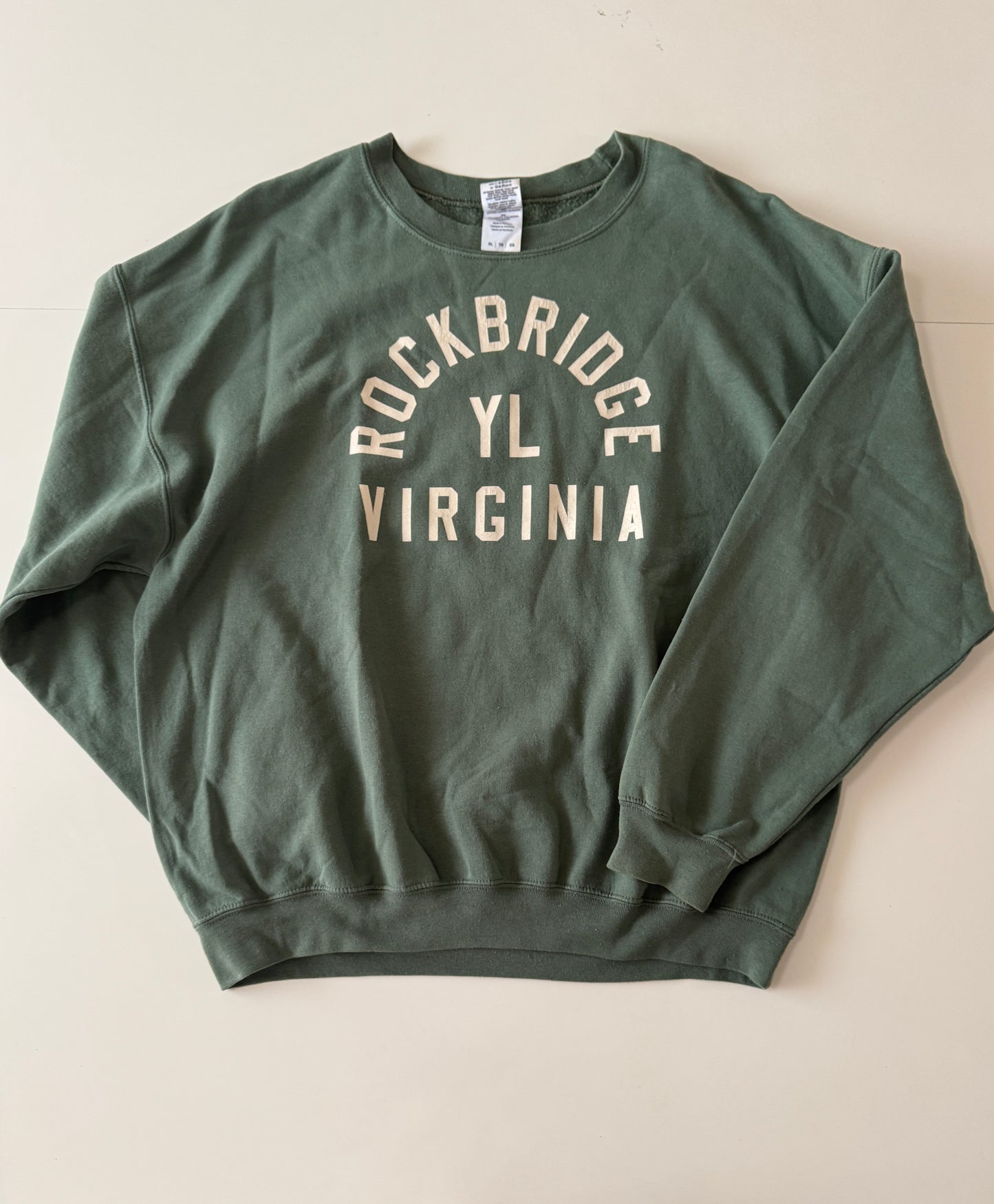 Sudadera verde con grafico en frente, Talla XL, Hombre, Gildan