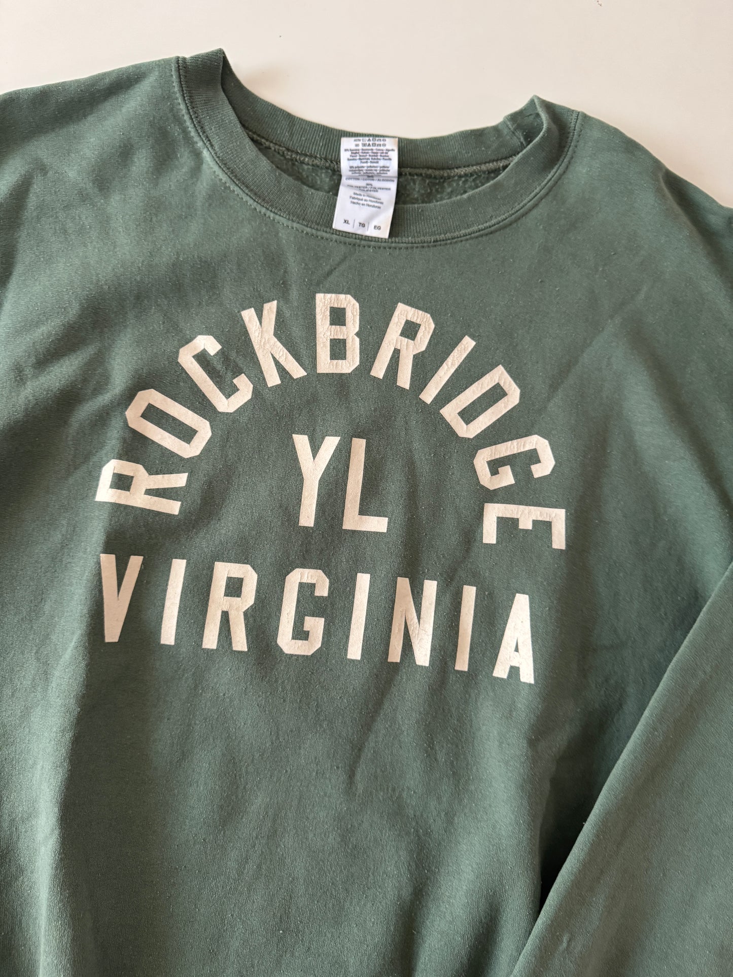 Sudadera verde con grafico en frente, Talla XL, Hombre, Gildan