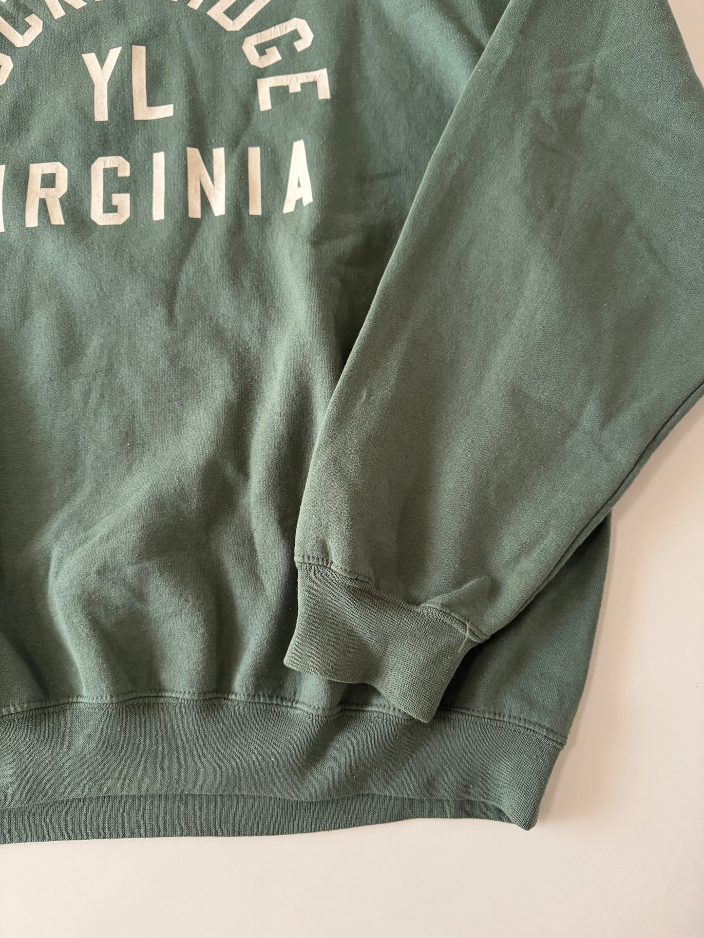 Sudadera verde con grafico en frente, Talla XL, Hombre, Gildan