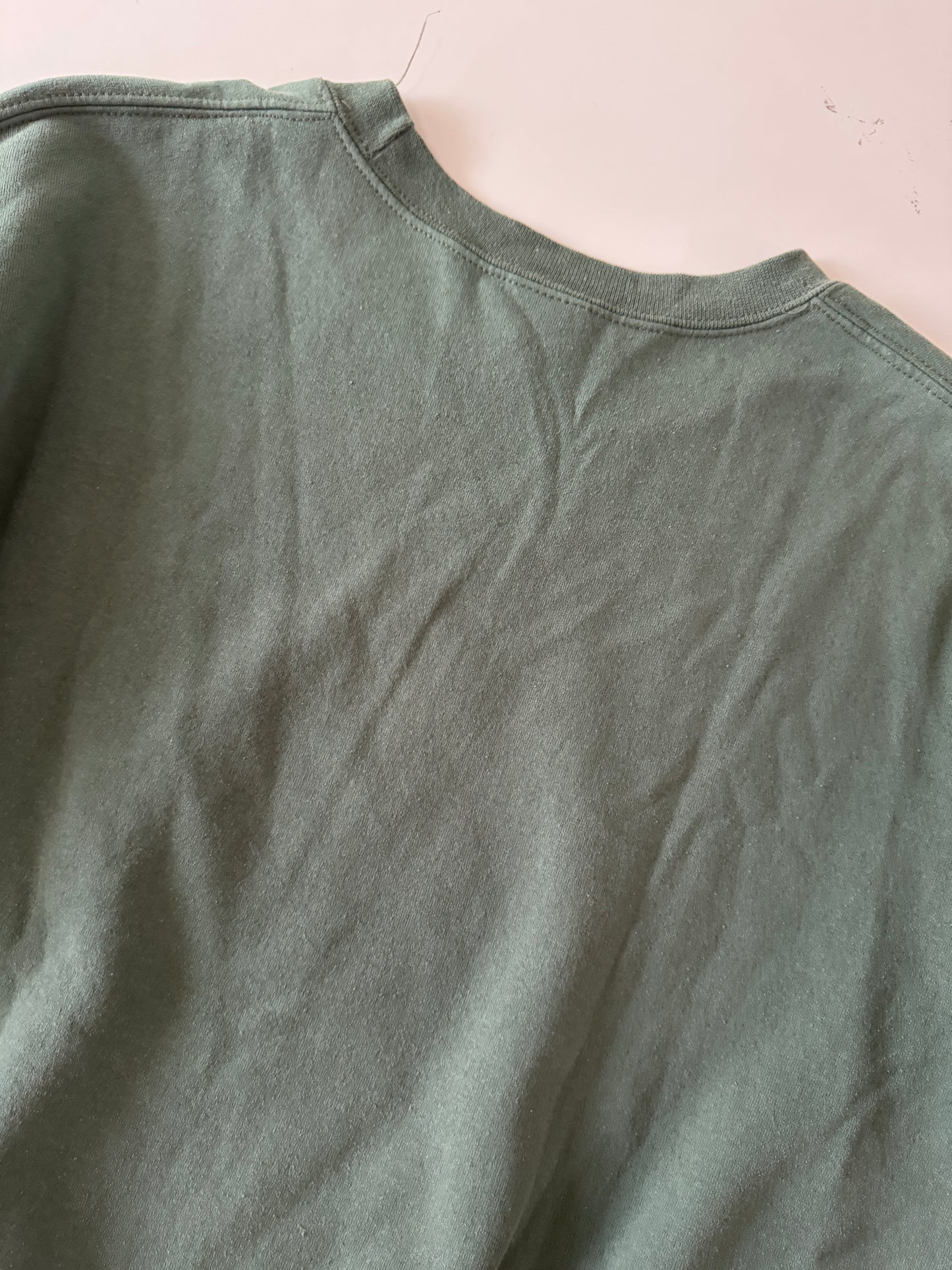 Sudadera verde con grafico en frente, Talla XL, Hombre, Gildan