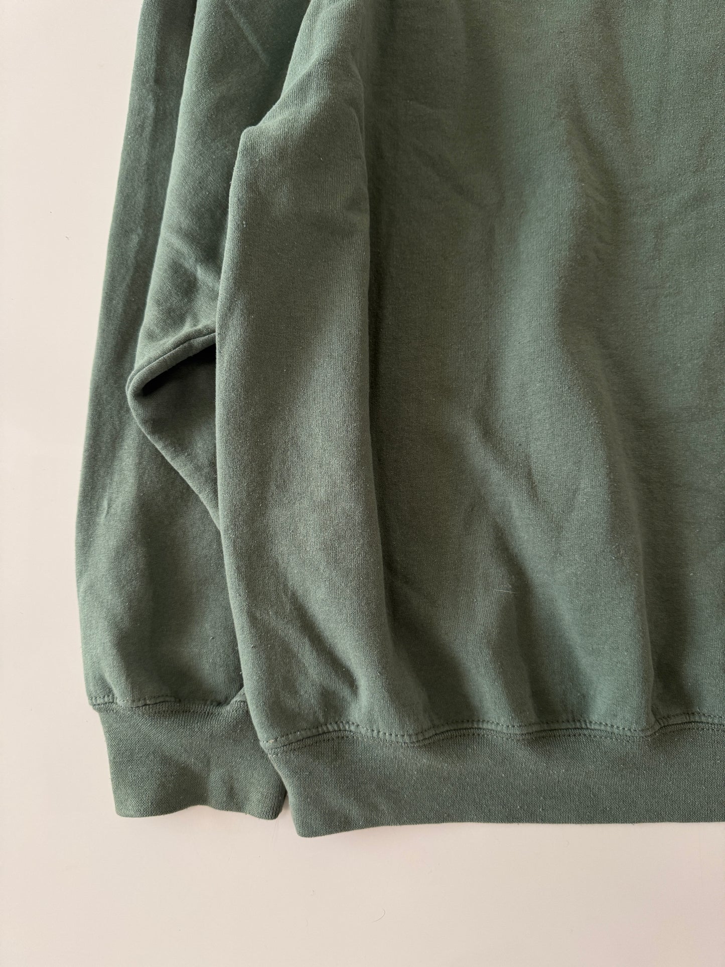 Sudadera verde con grafico en frente, Talla XL, Hombre, Gildan
