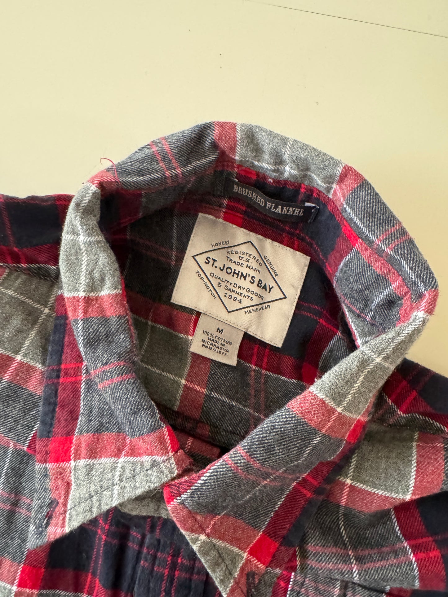 Camisa de franela gris con rojo, Talla M, Hombre, St. John's Bay