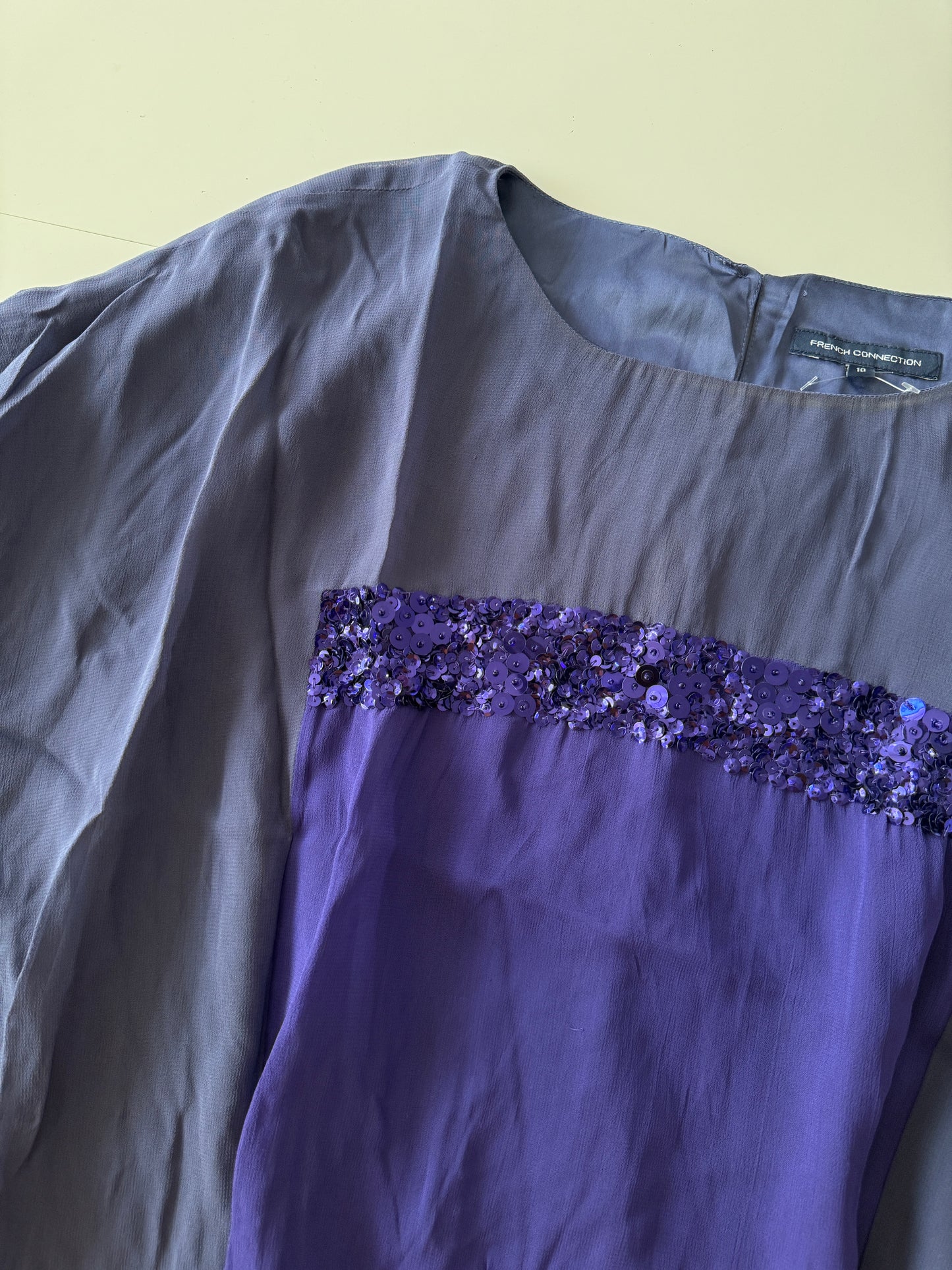 Blusa morada con aplique de lentejuelas, Talla 10, M-L, Frech Connection