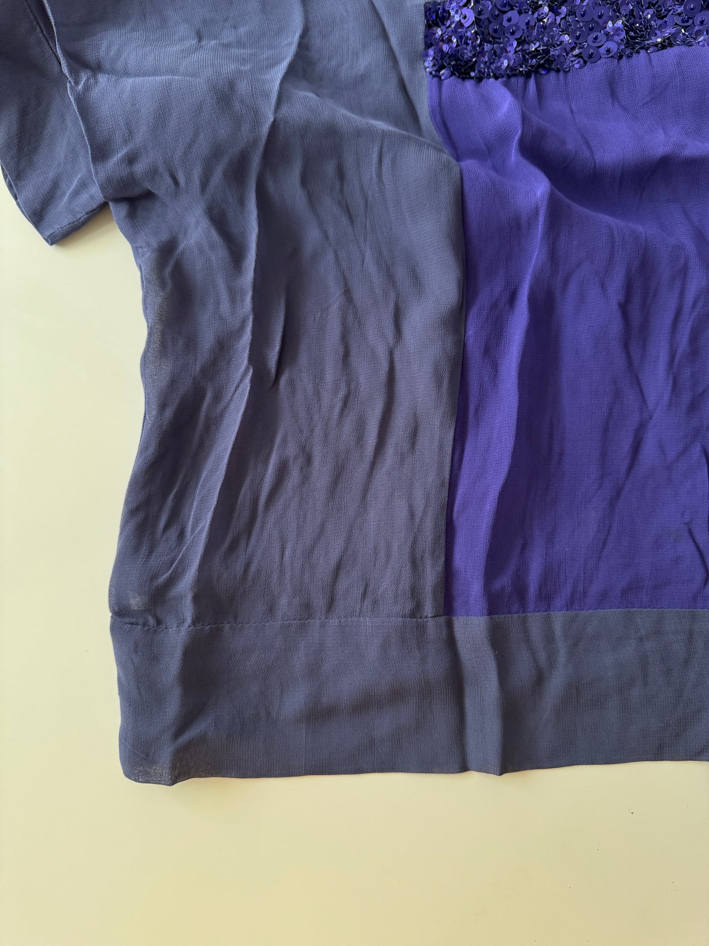Blusa morada con aplique de lentejuelas, Talla 10, M-L, Frech Connection