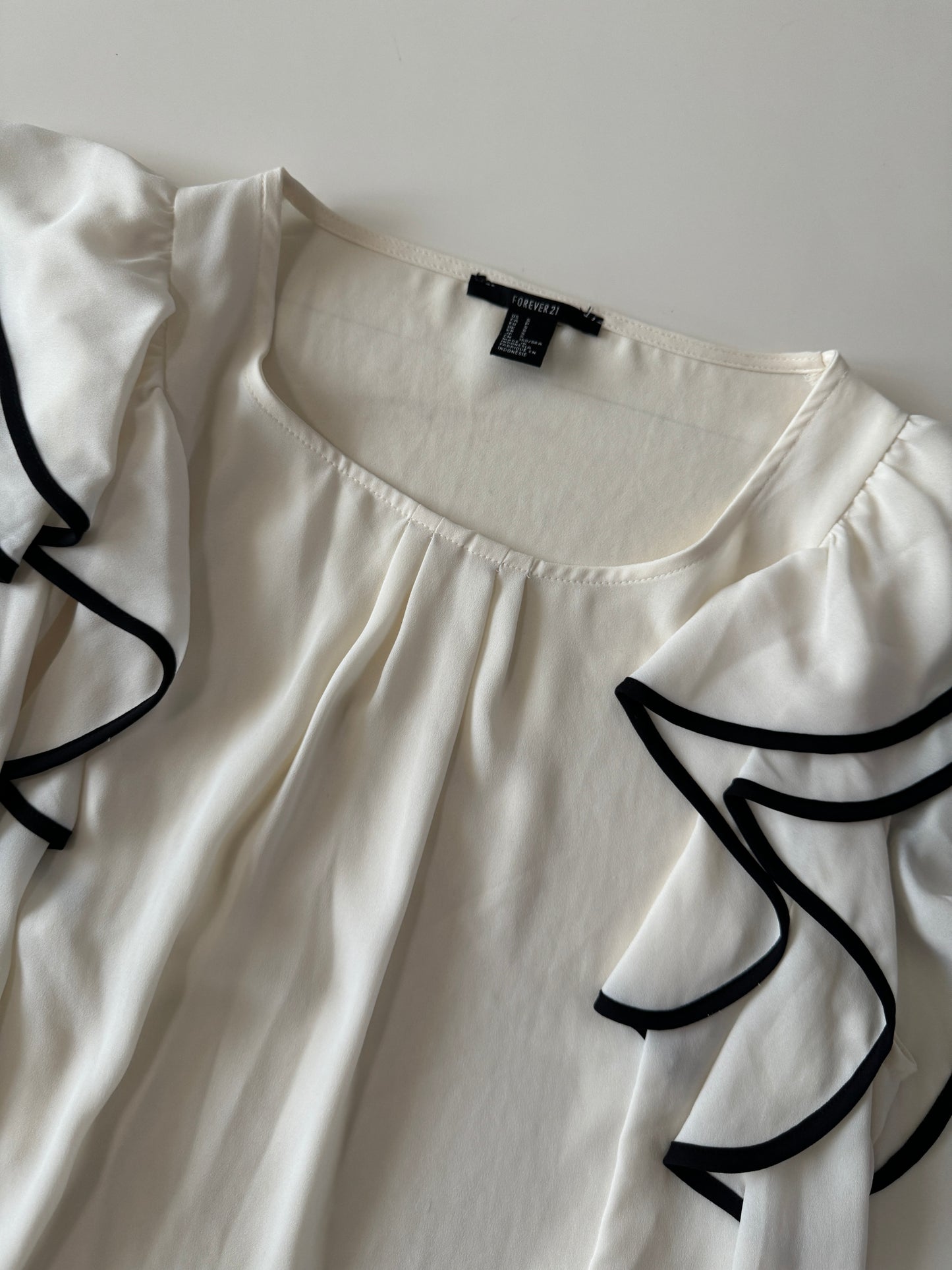 Blusa con ribetes negros, Talla S, Mujer