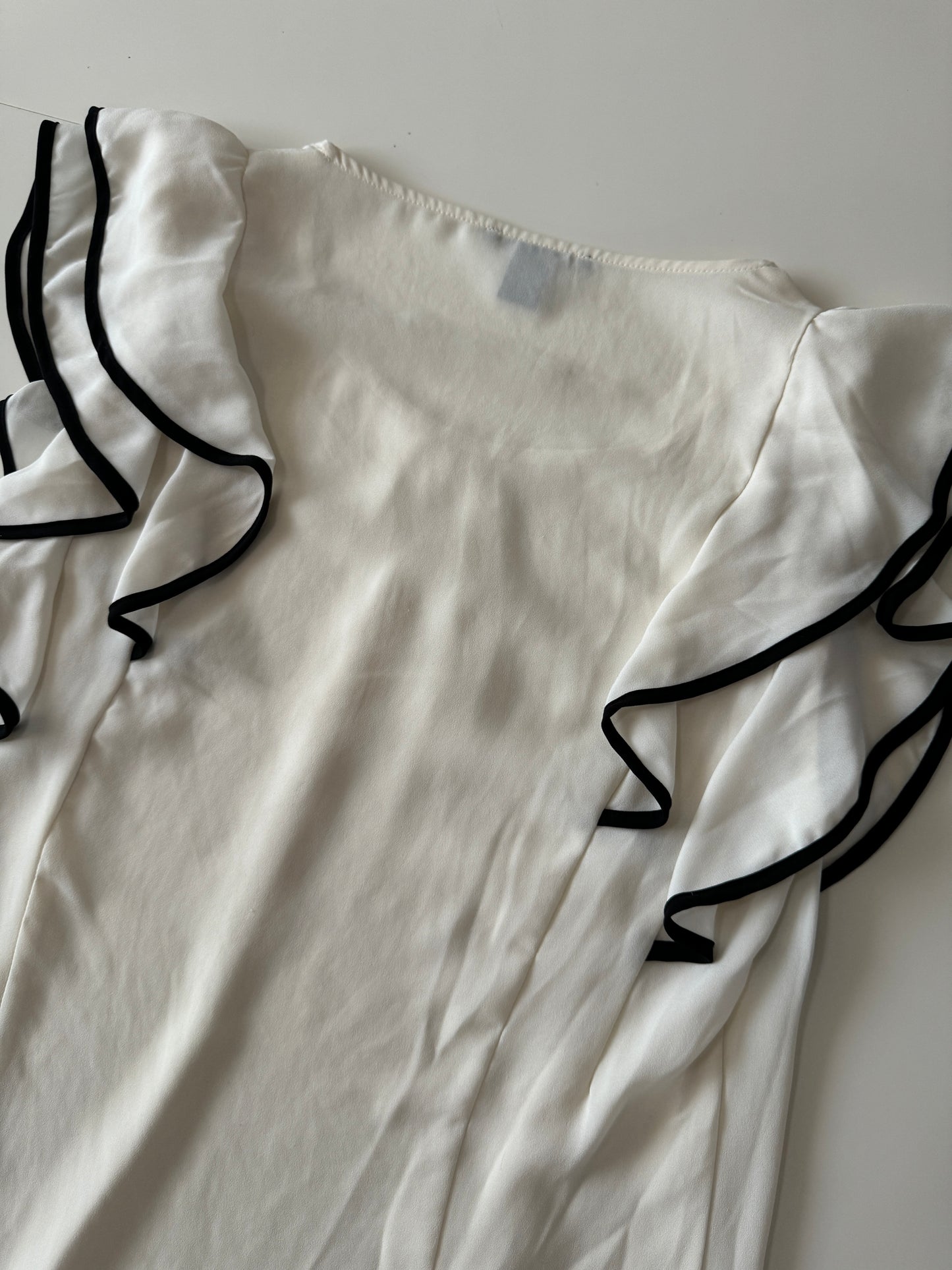 Blusa con ribetes negros, Talla S, Mujer