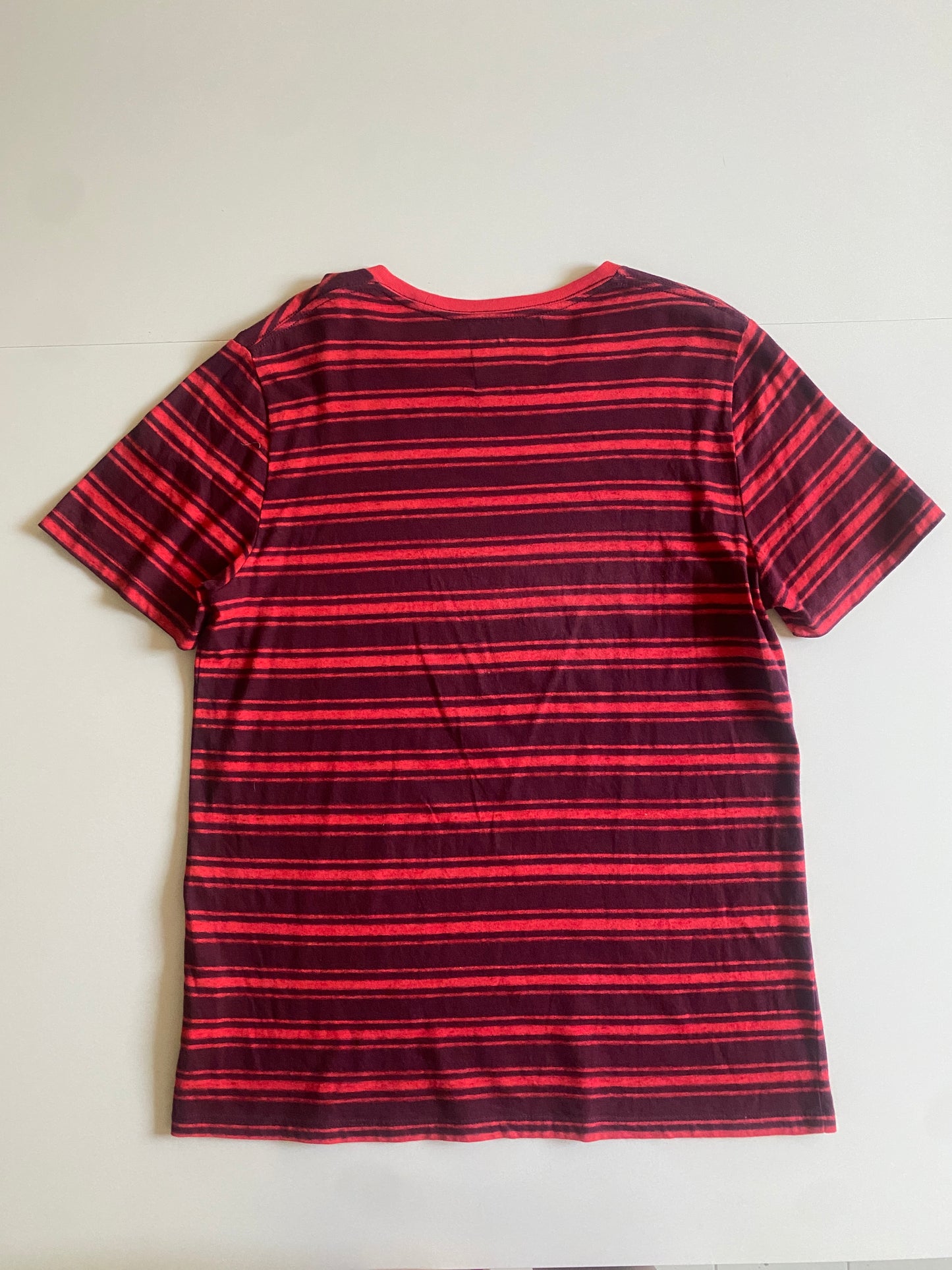 Playera de rayas rojas, Talla L, Hombre