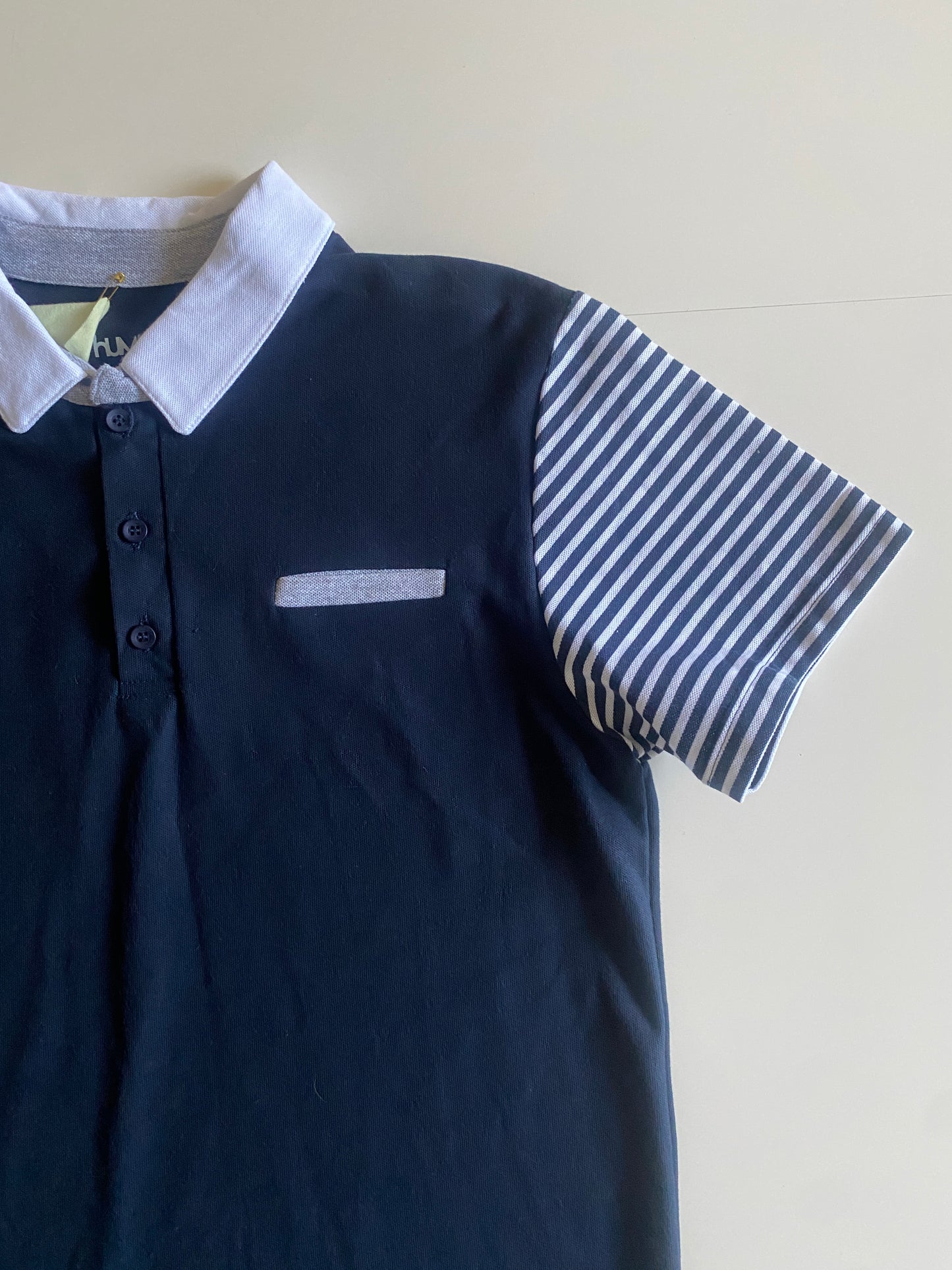Polo azul con cuello y mangas contrastadas, Talla S, Hombre