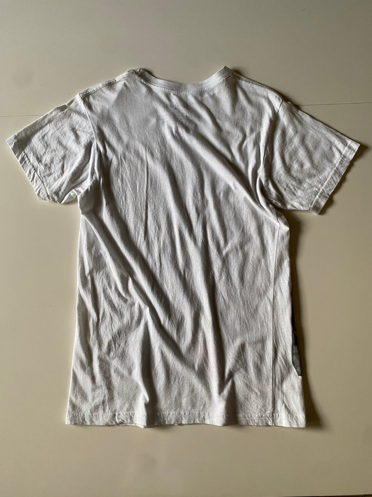 Playera blanca con grafico en frente, Talla M, Hombre