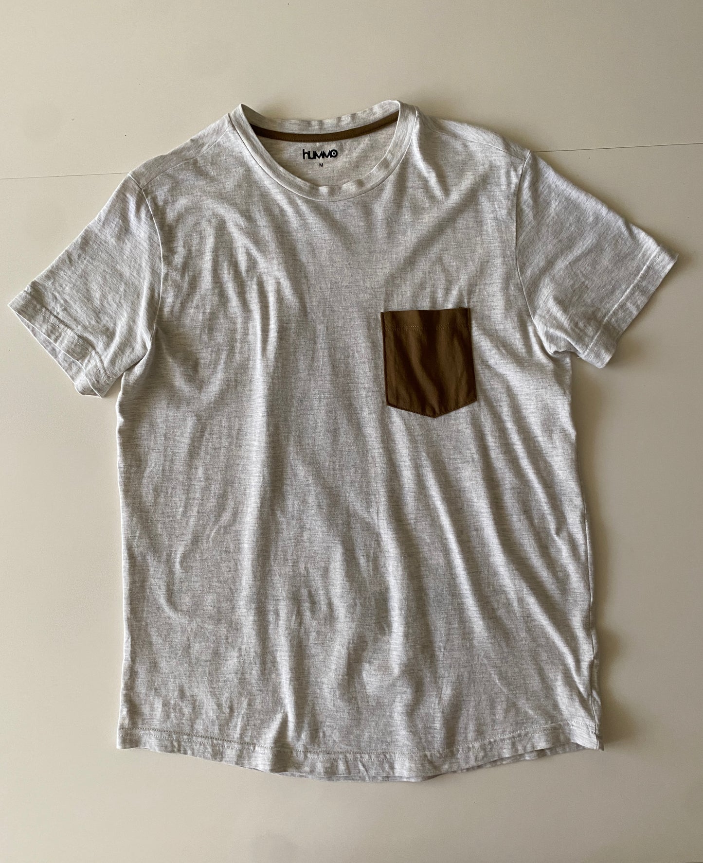 Playera gris con grafico en espalda, Talla M, Hombre