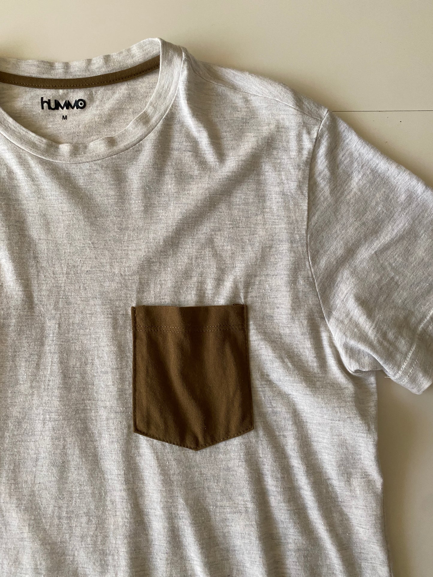 Playera gris con grafico en espalda, Talla M, Hombre