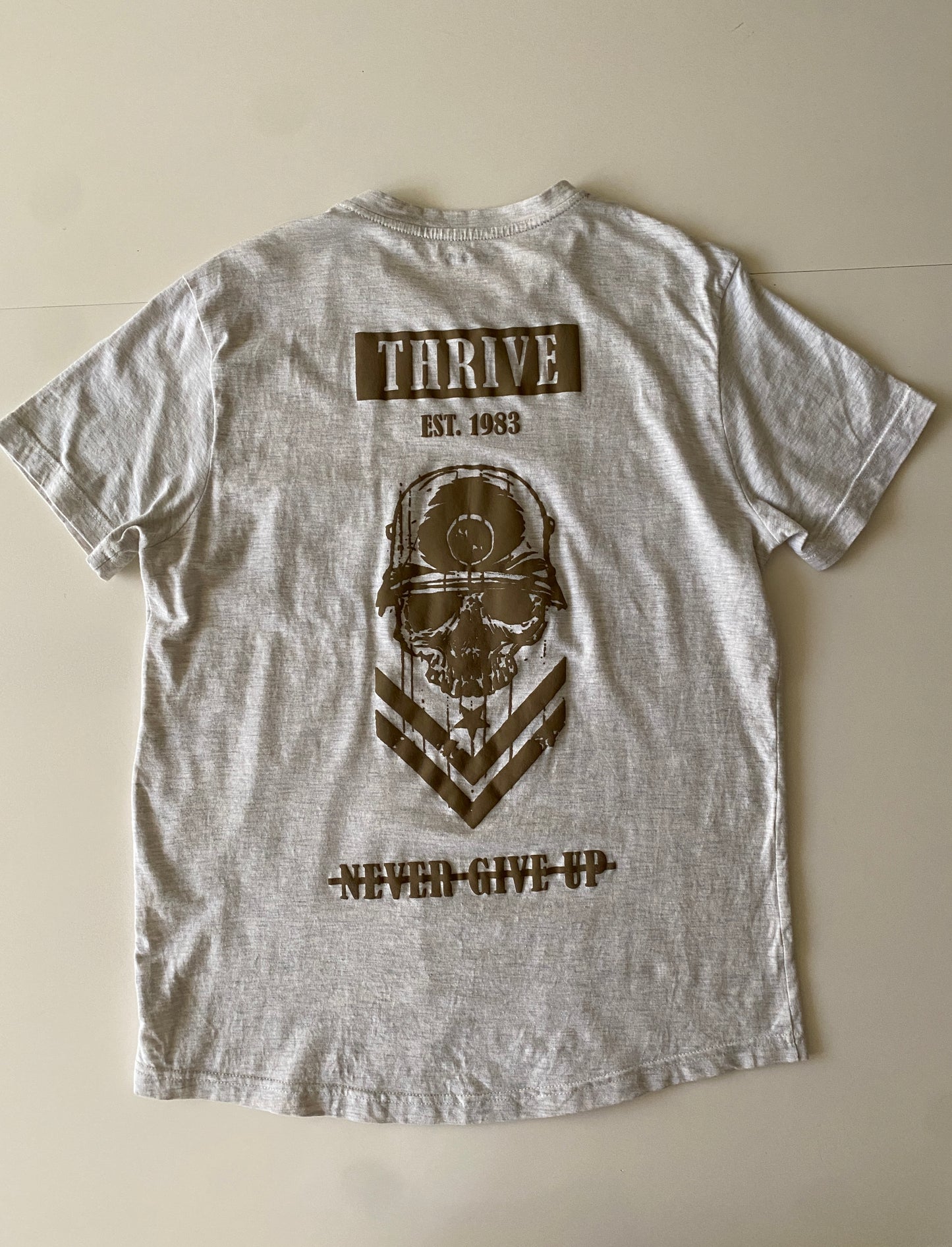 Playera gris con grafico en espalda, Talla M, Hombre