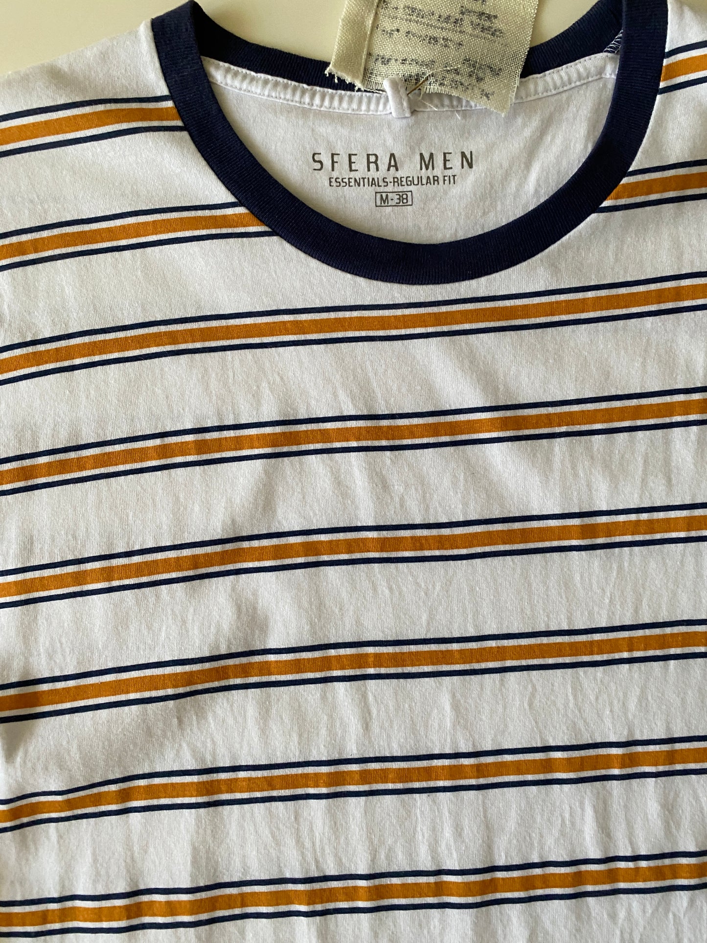 Playera blanca de rayas, corte regular, Talla M, Hombre