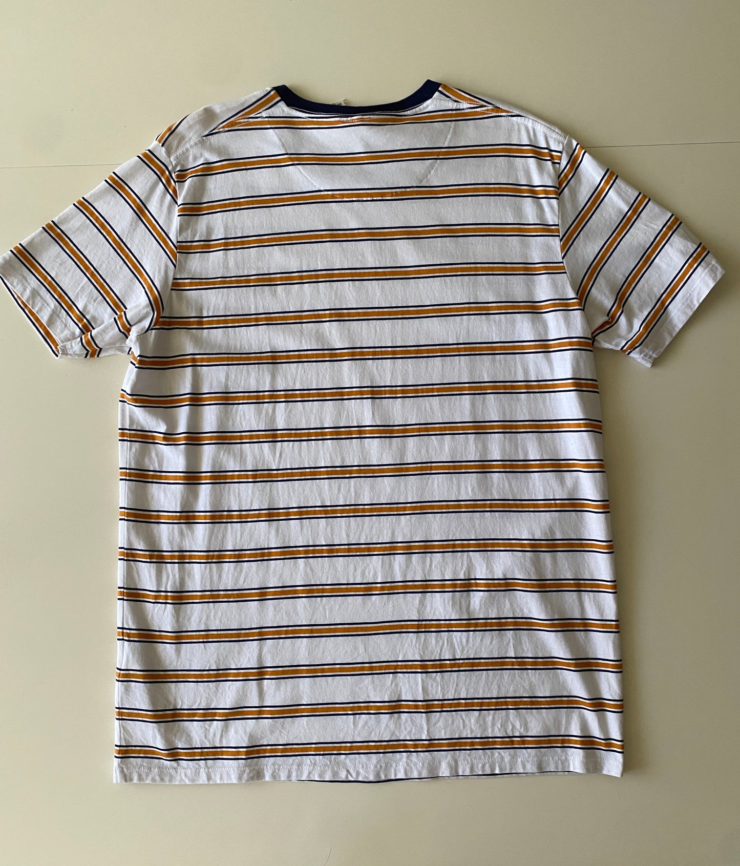 Playera blanca de rayas, corte regular, Talla M, Hombre
