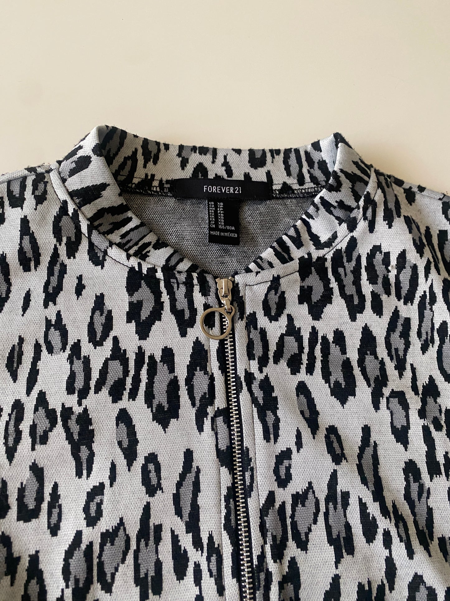 Chaqueta ligera estampada animal print, Talla XS, Mujer