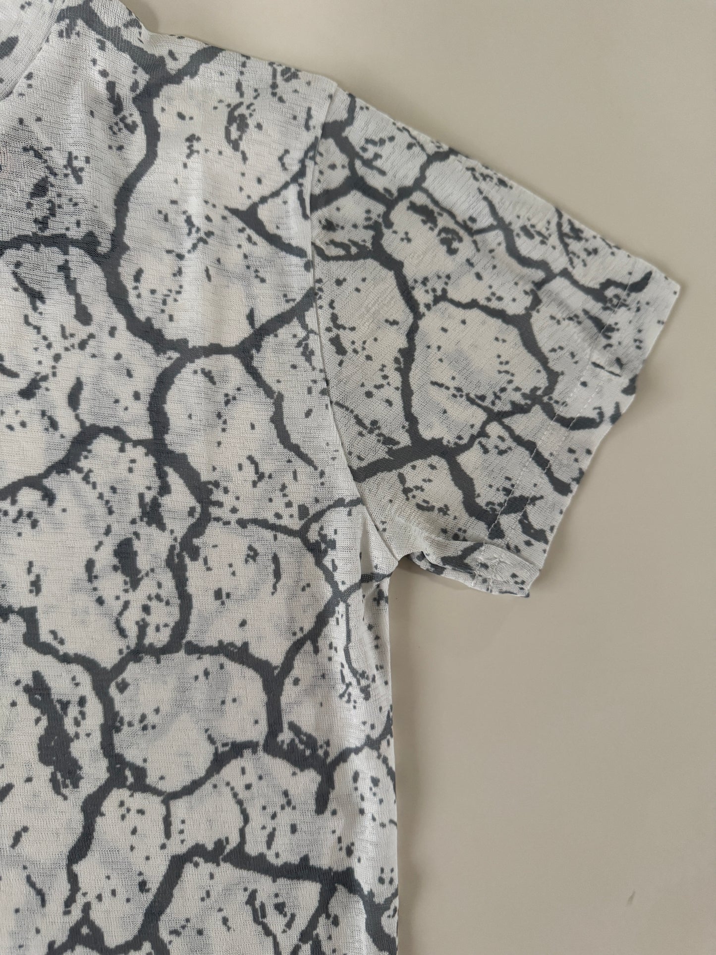 Playera blanca estampada marmol, Talla XS, Mujer, Rewind
