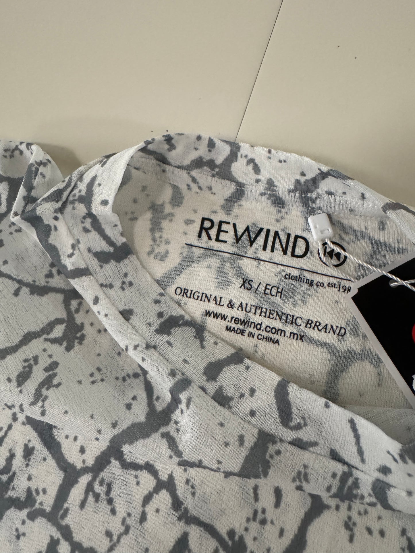 Playera blanca estampada marmol, Talla XS, Mujer, Rewind