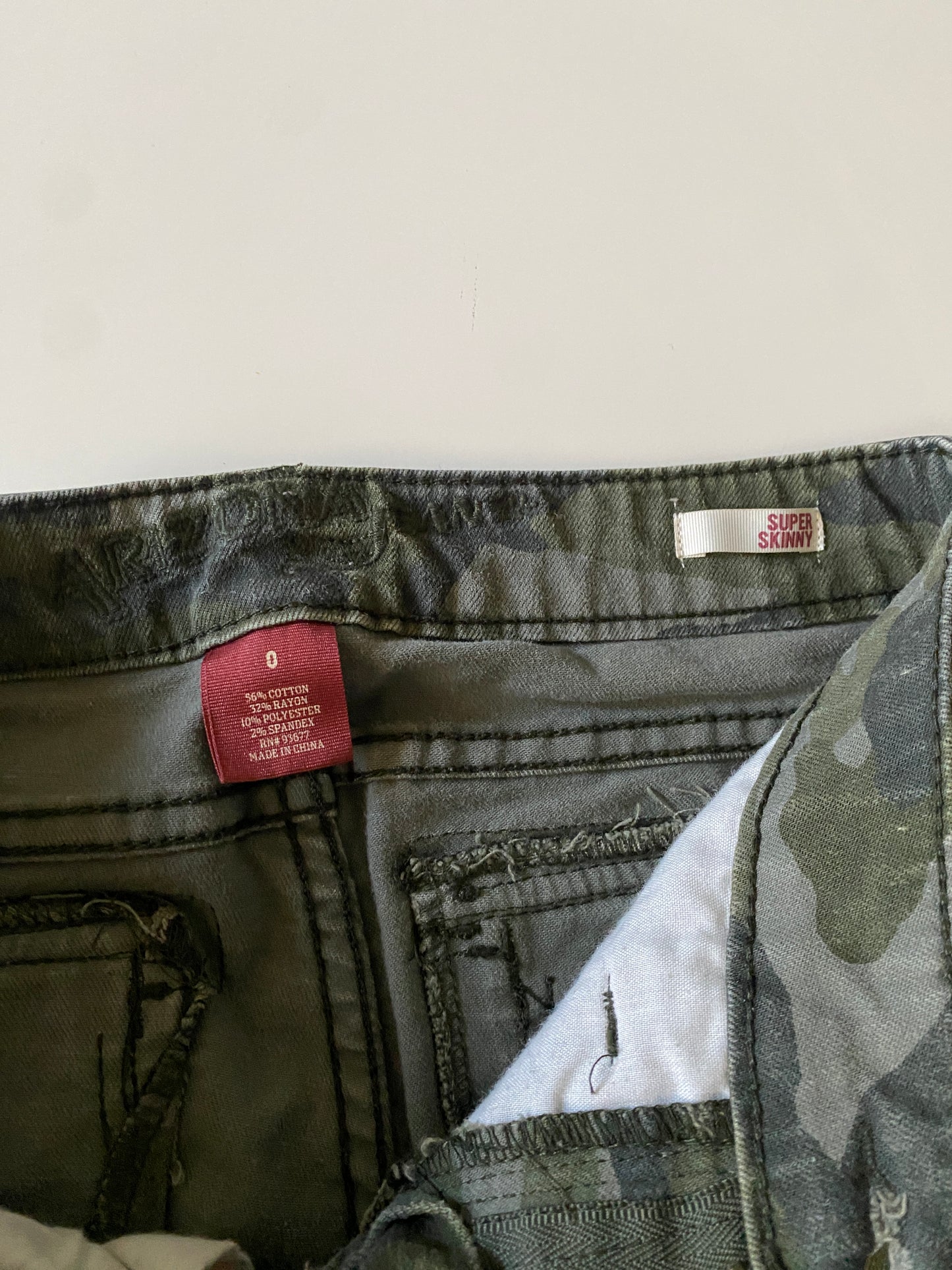 Pantalones super skinny estampado militar, Talla 0, Mujer