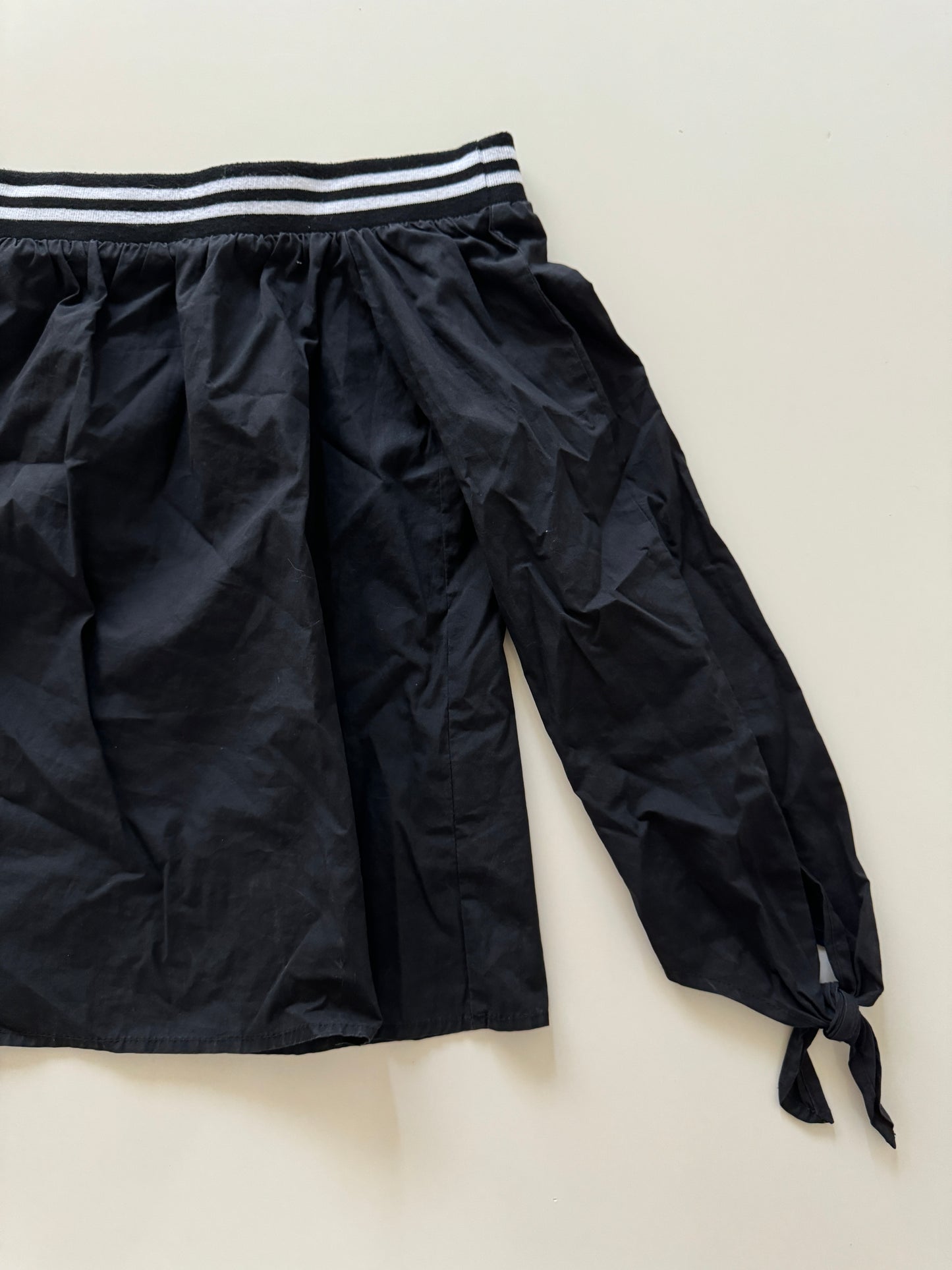 Blusa con ribete deportivo en escote, Talla S, Mujer