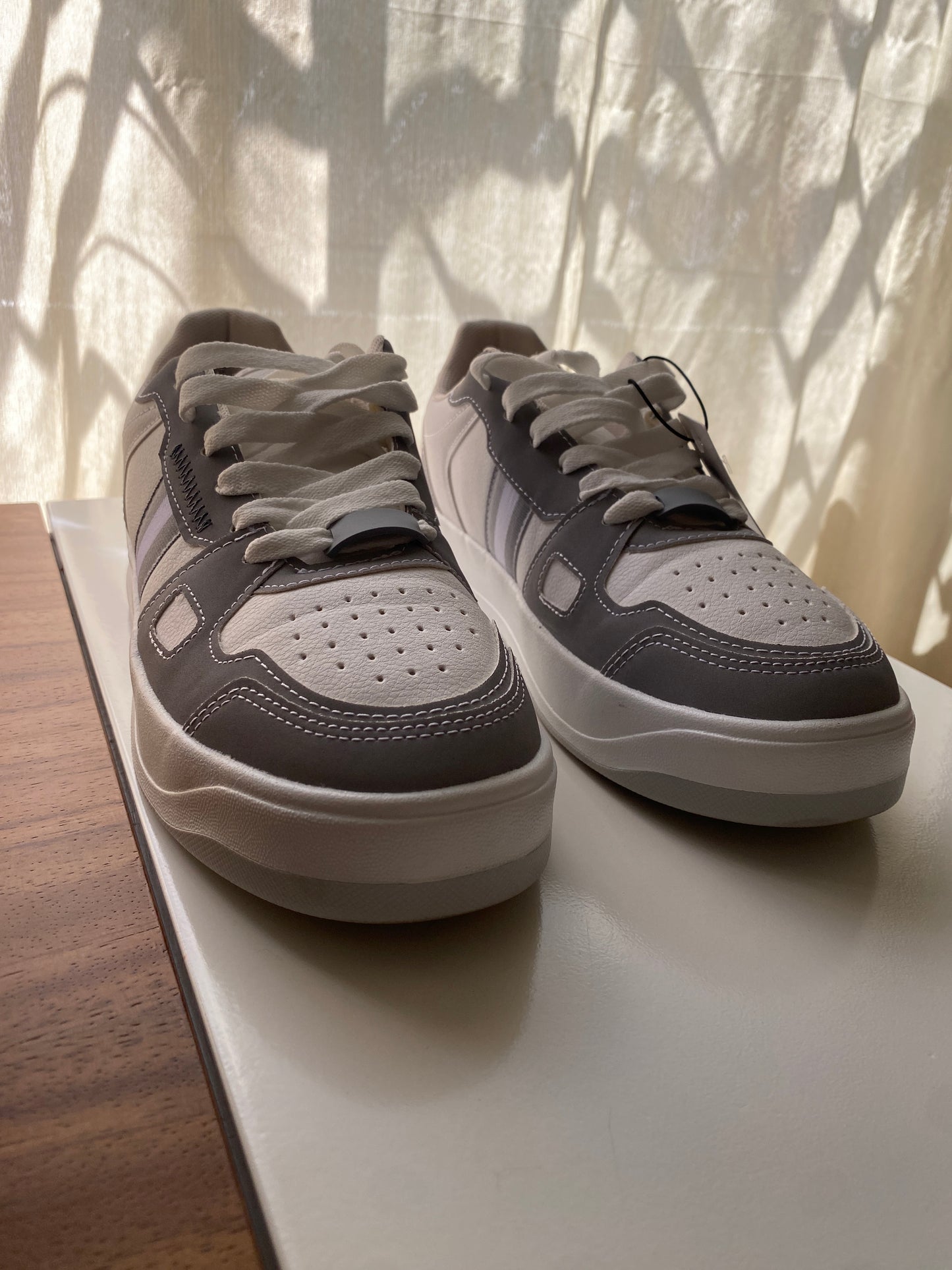 Tenis blancos con gris, Talla 27Mx, Hombre