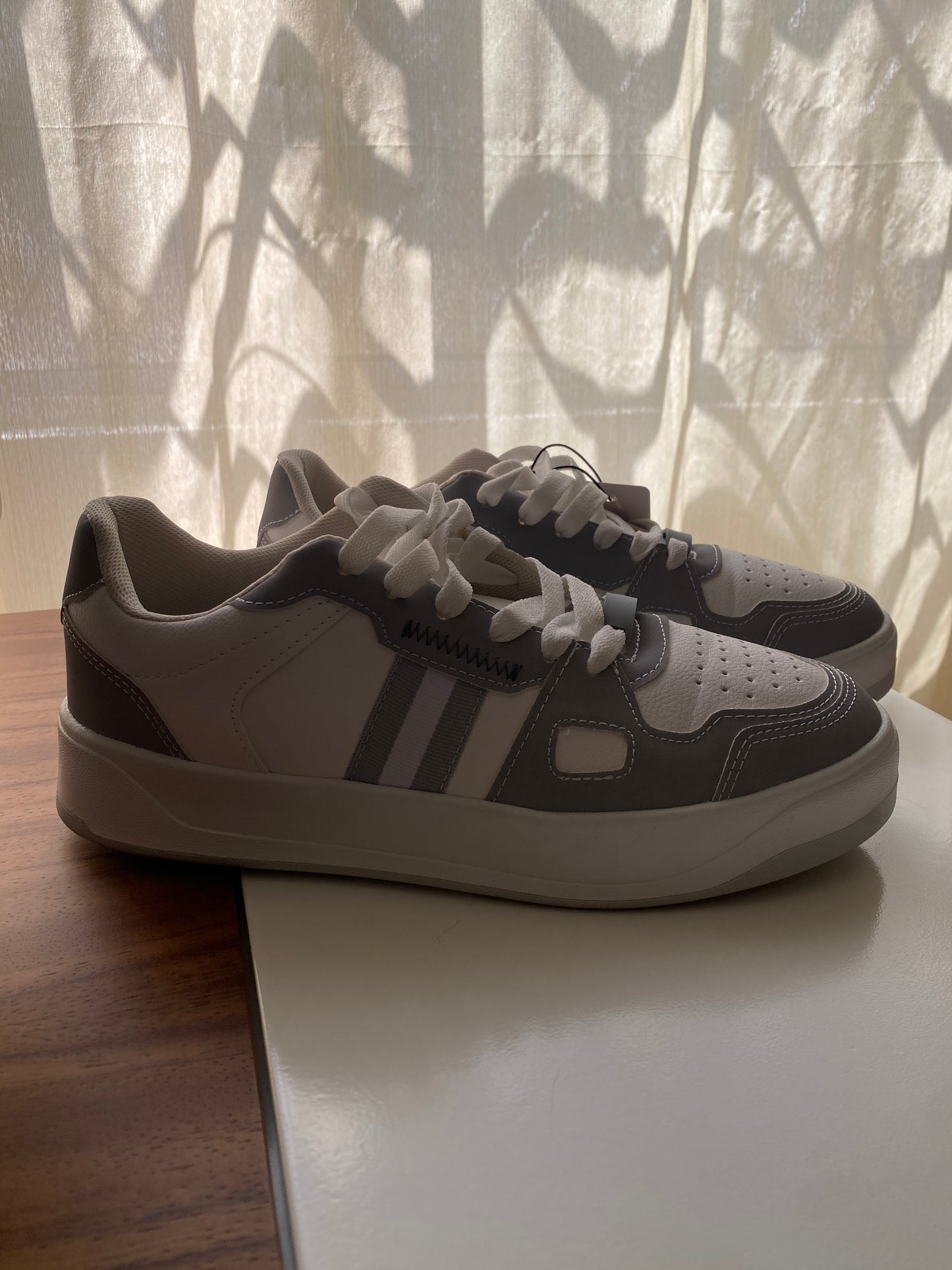Tenis blancos con gris, Talla 27Mx, Hombre