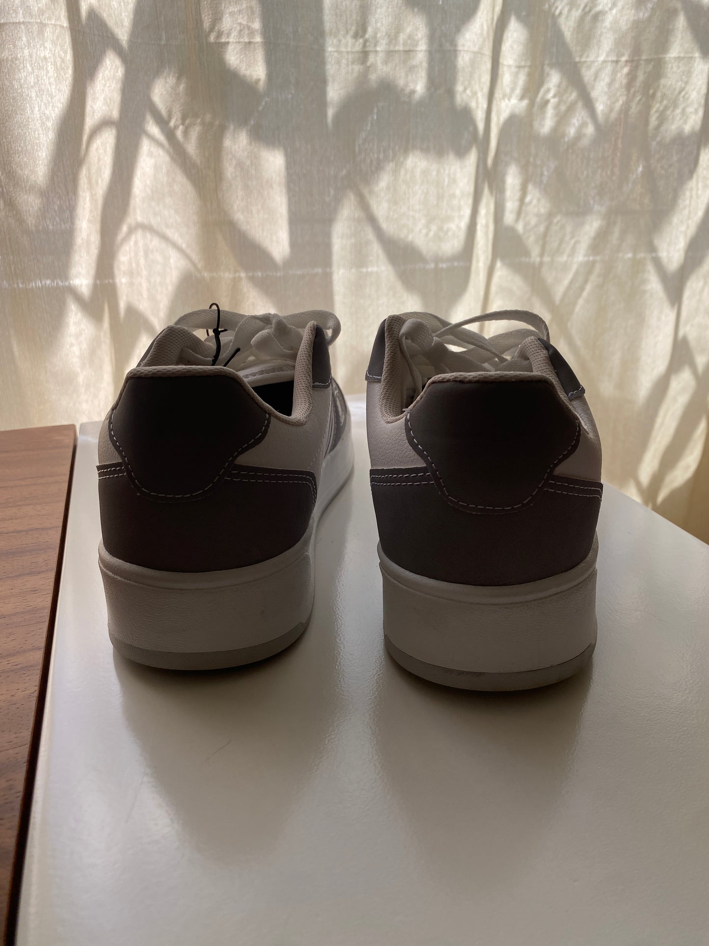 Tenis blancos con gris, Talla 27Mx, Hombre