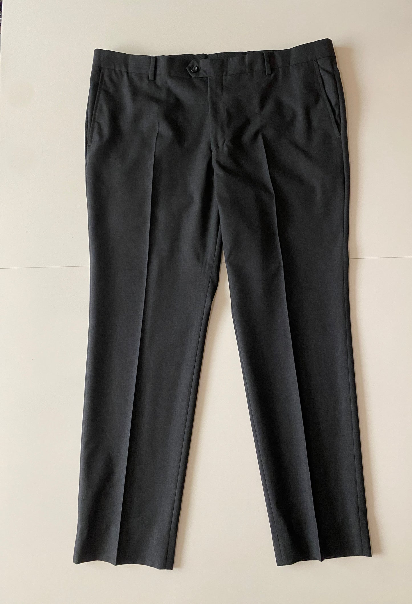 Traje completo gris oscuro, Talla Saco 46R, Pantalones 40R, Hombre
