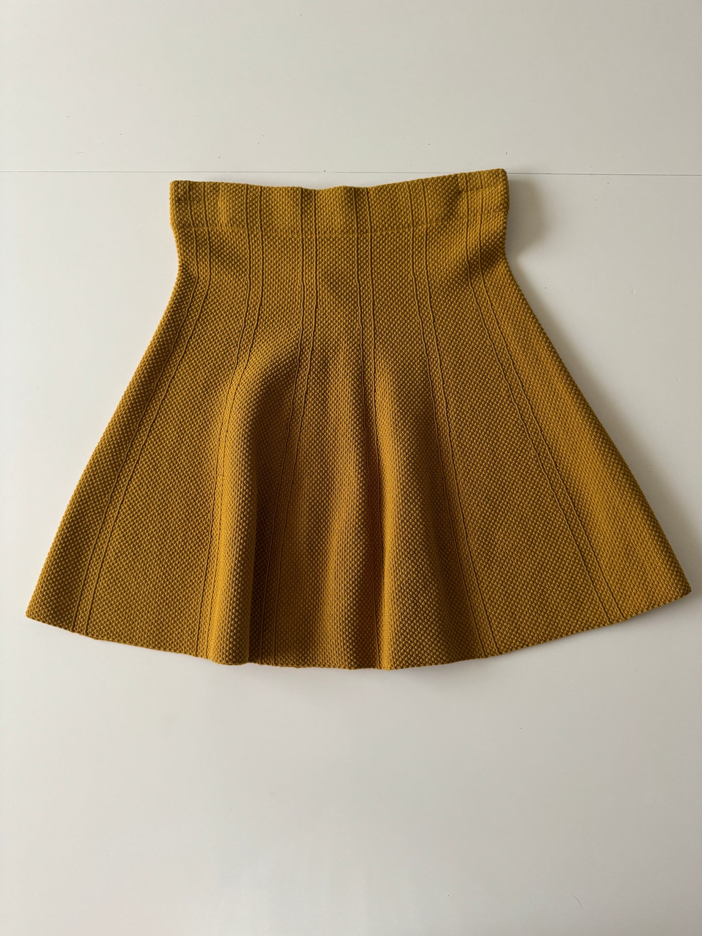 Falda corta mostaza, Talla S, 26 Mx, Mujer