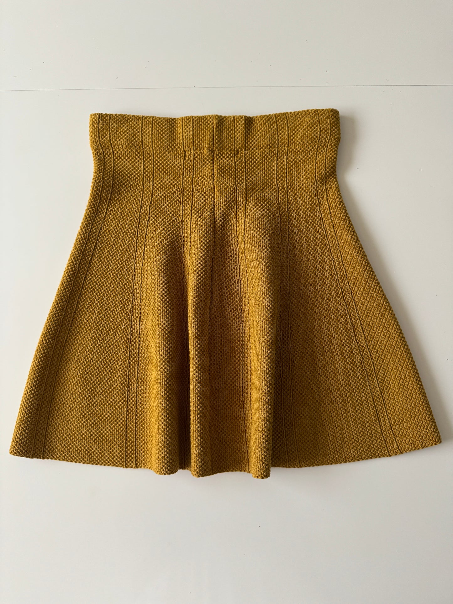 Falda corta mostaza, Talla S, 26 Mx, Mujer